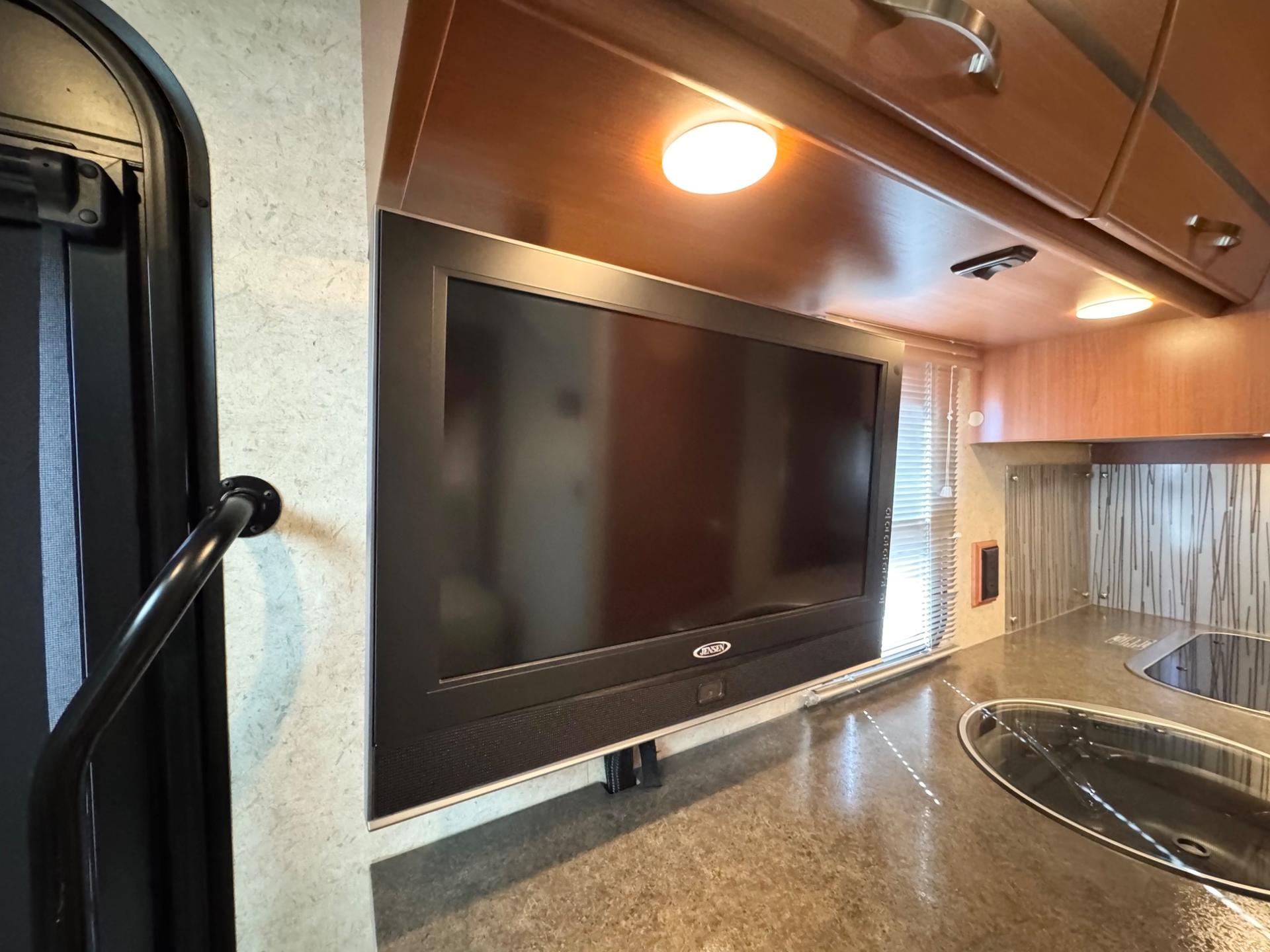 2011 Winnebago 2011 Winnebago Navion - thumbnail 9