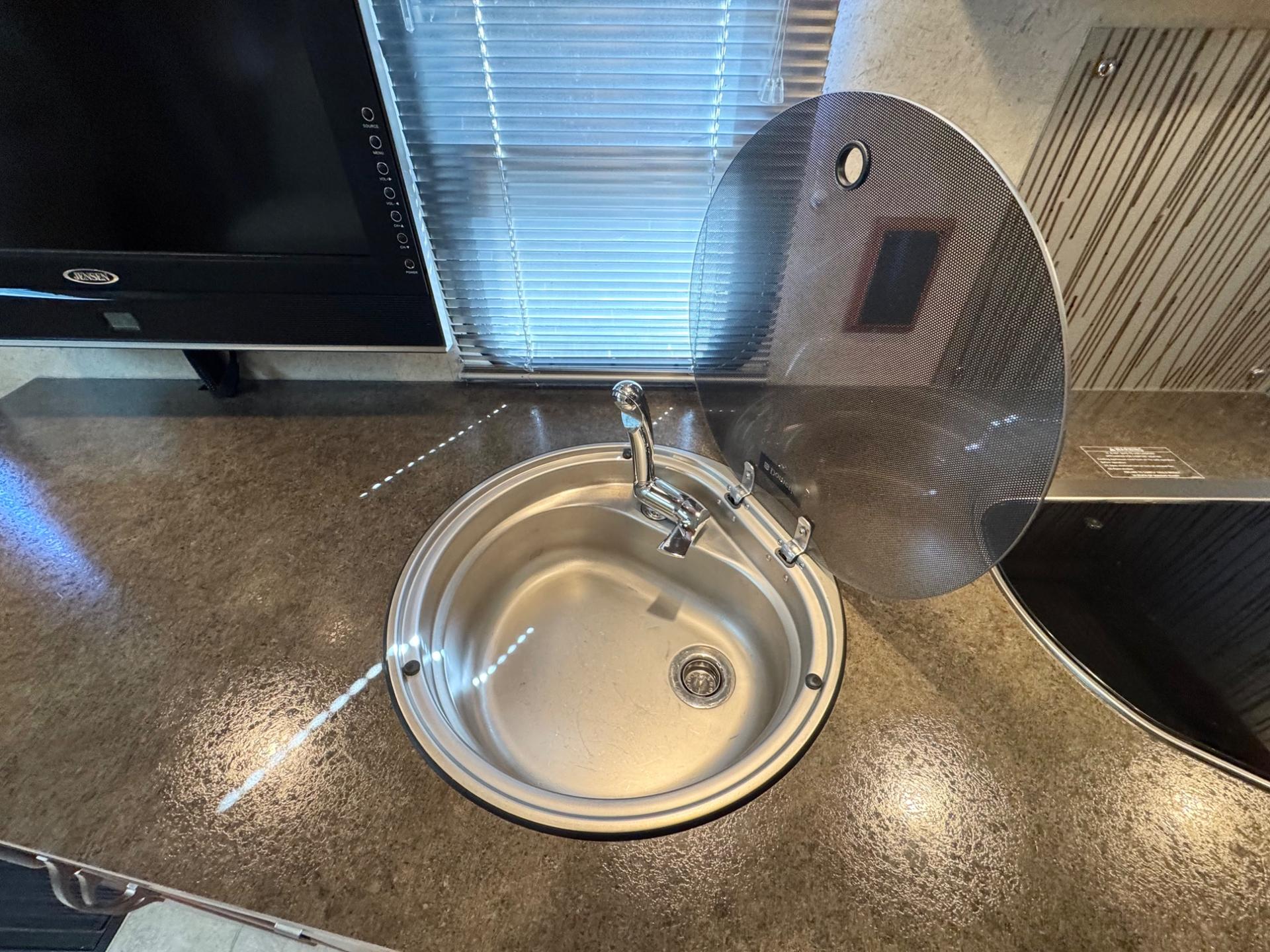 2011 Winnebago 2011 Winnebago Navion - thumbnail 10