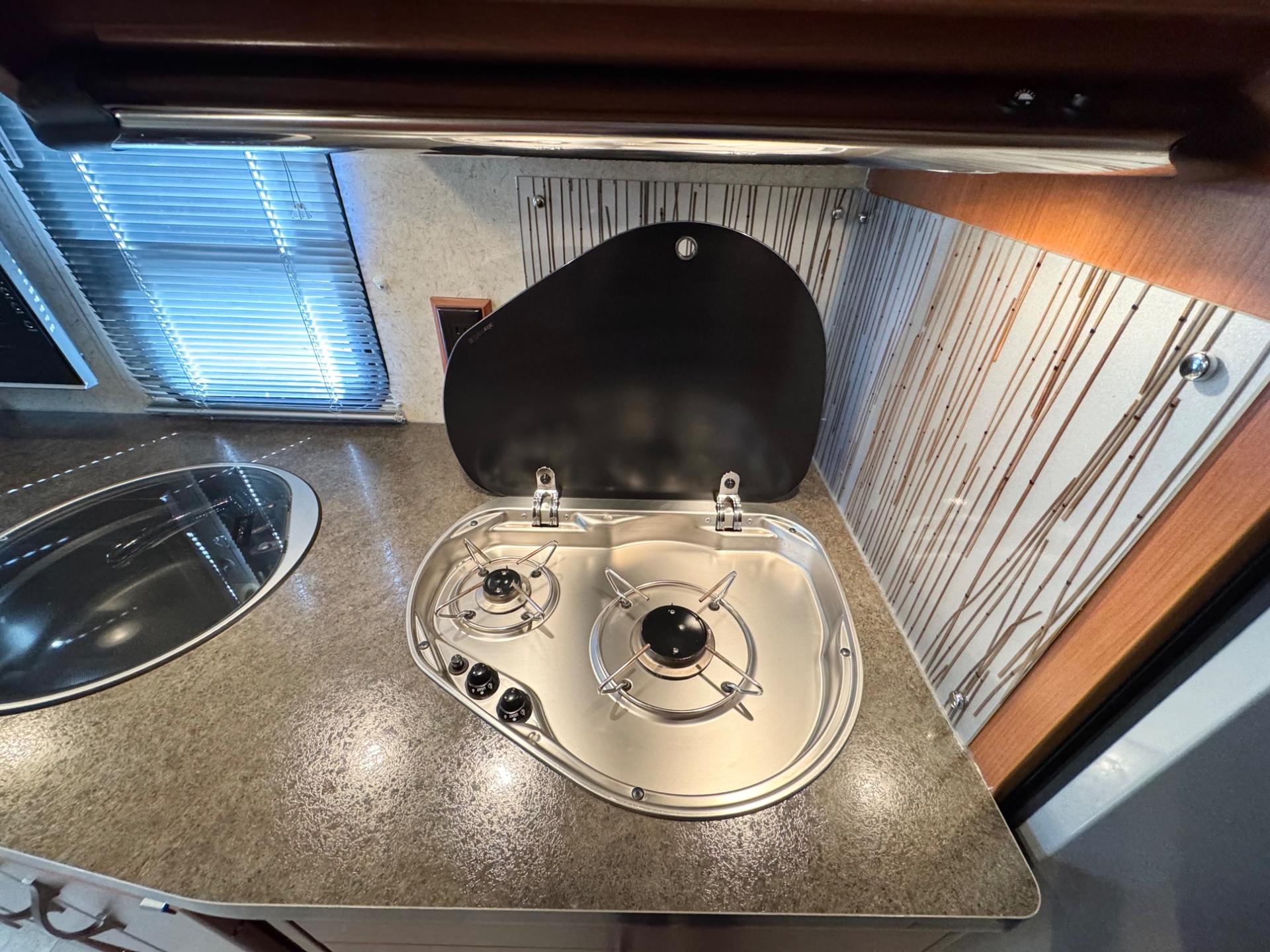 2011 Winnebago 2011 Winnebago Navion - thumbnail 11