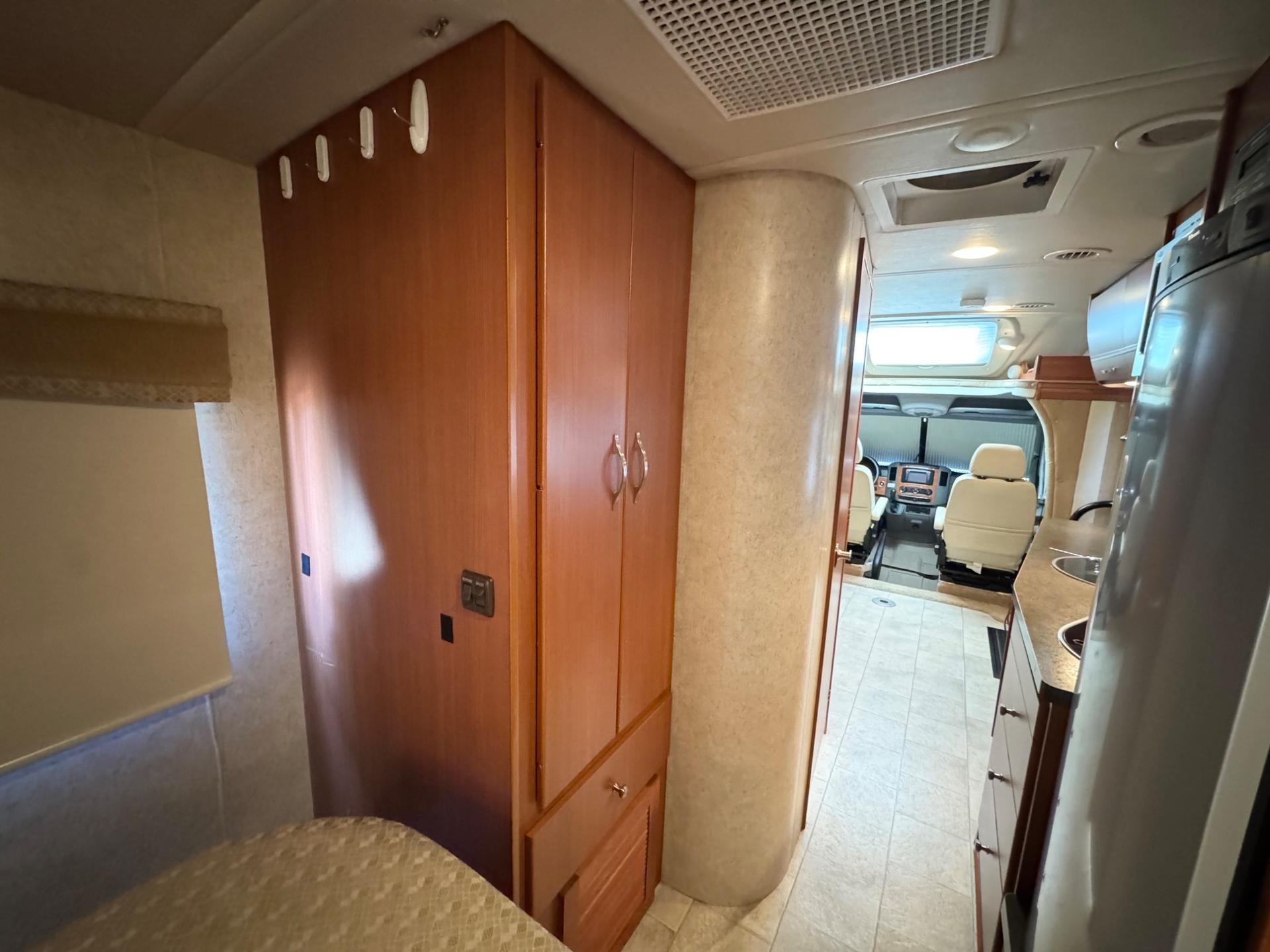 2011 Winnebago 2011 Winnebago Navion - thumbnail 15