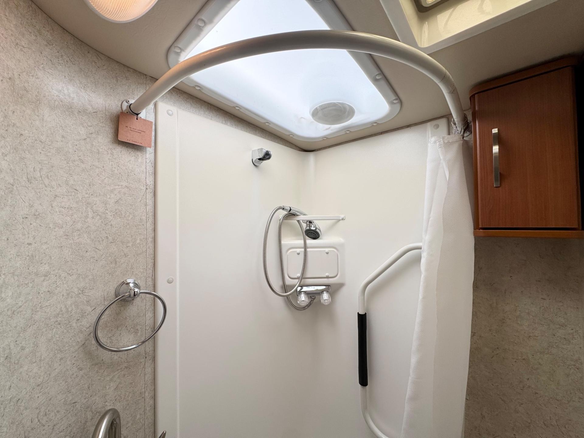 2011 Winnebago 2011 Winnebago Navion - thumbnail 17