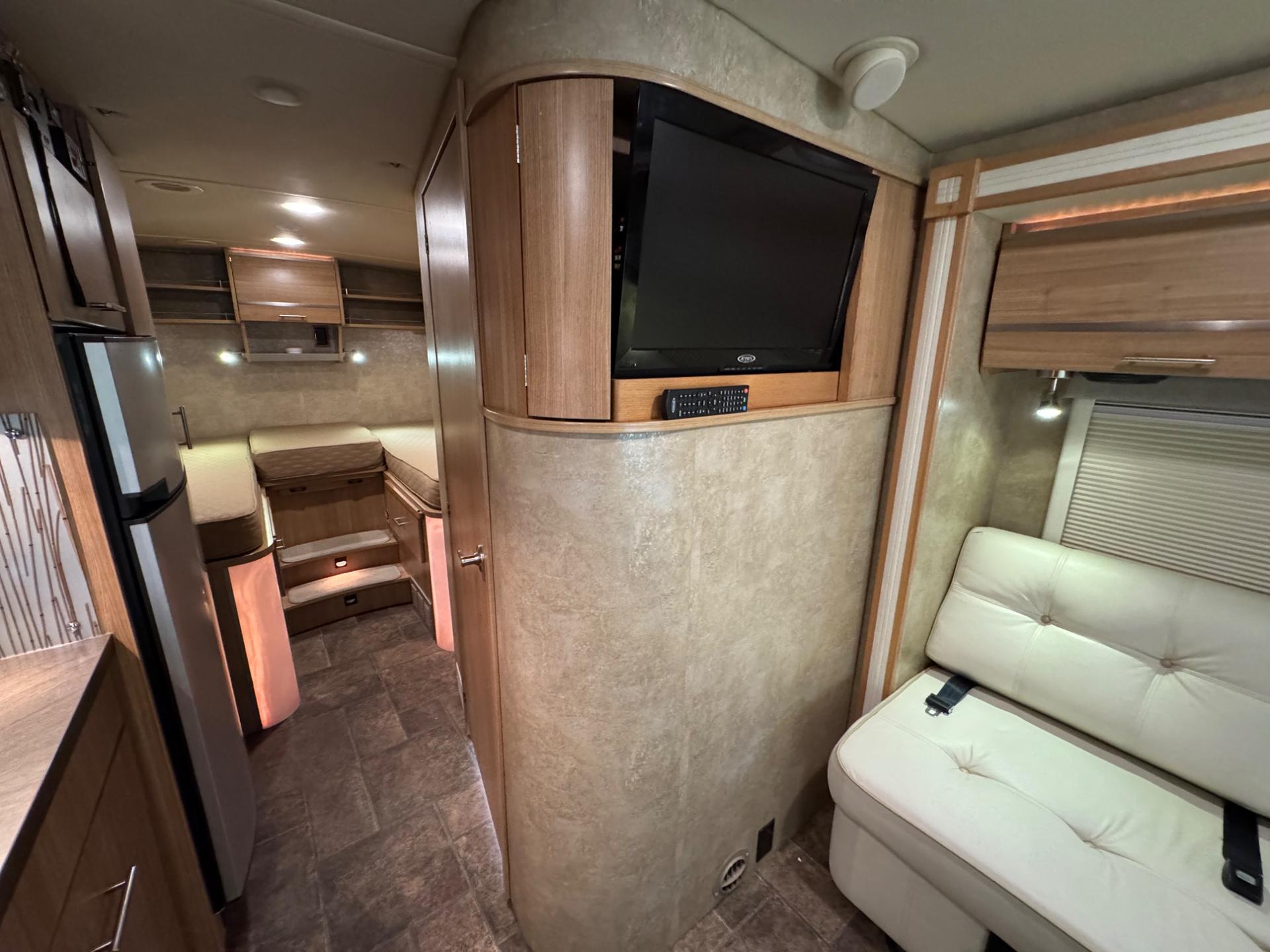 2013 Winnebago 2013 Winnebago Itasca Reyo - thumbnail 7