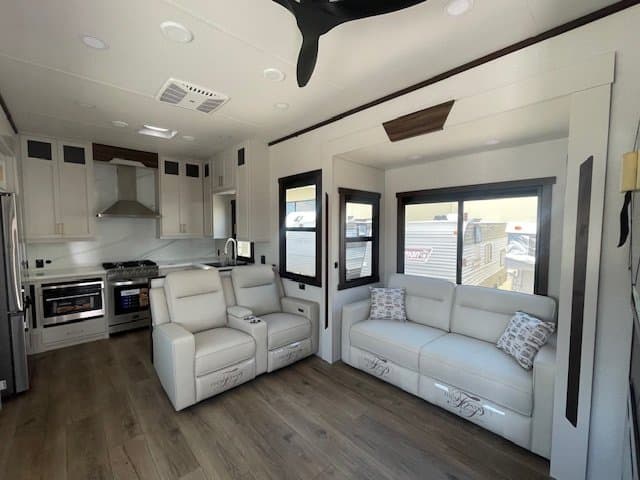 2027 Forest River 2027 Forest River Cedar Creek - thumbnail 4