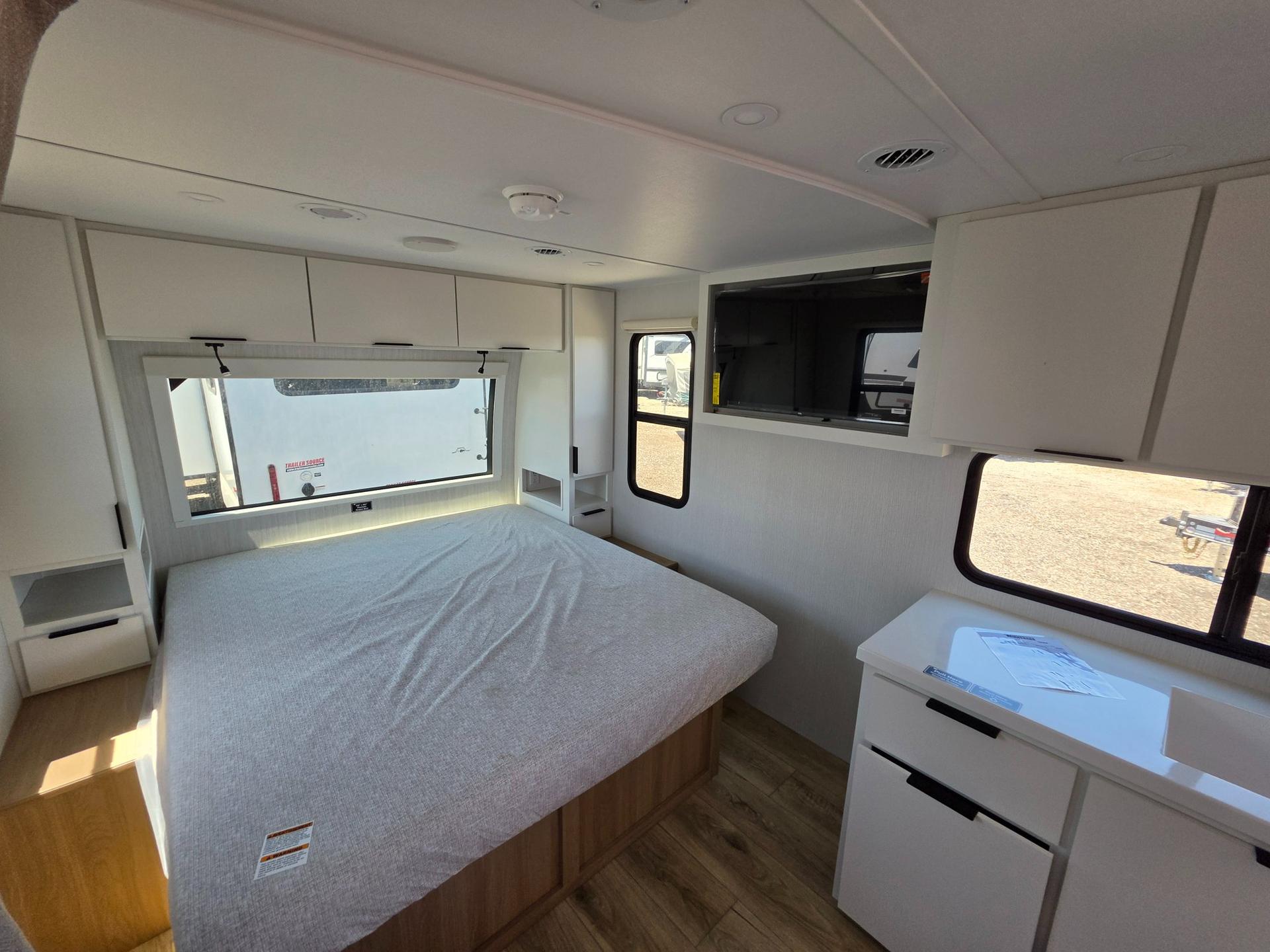 2026 Winnebago 2026 Winnebago Thrive - thumbnail 18