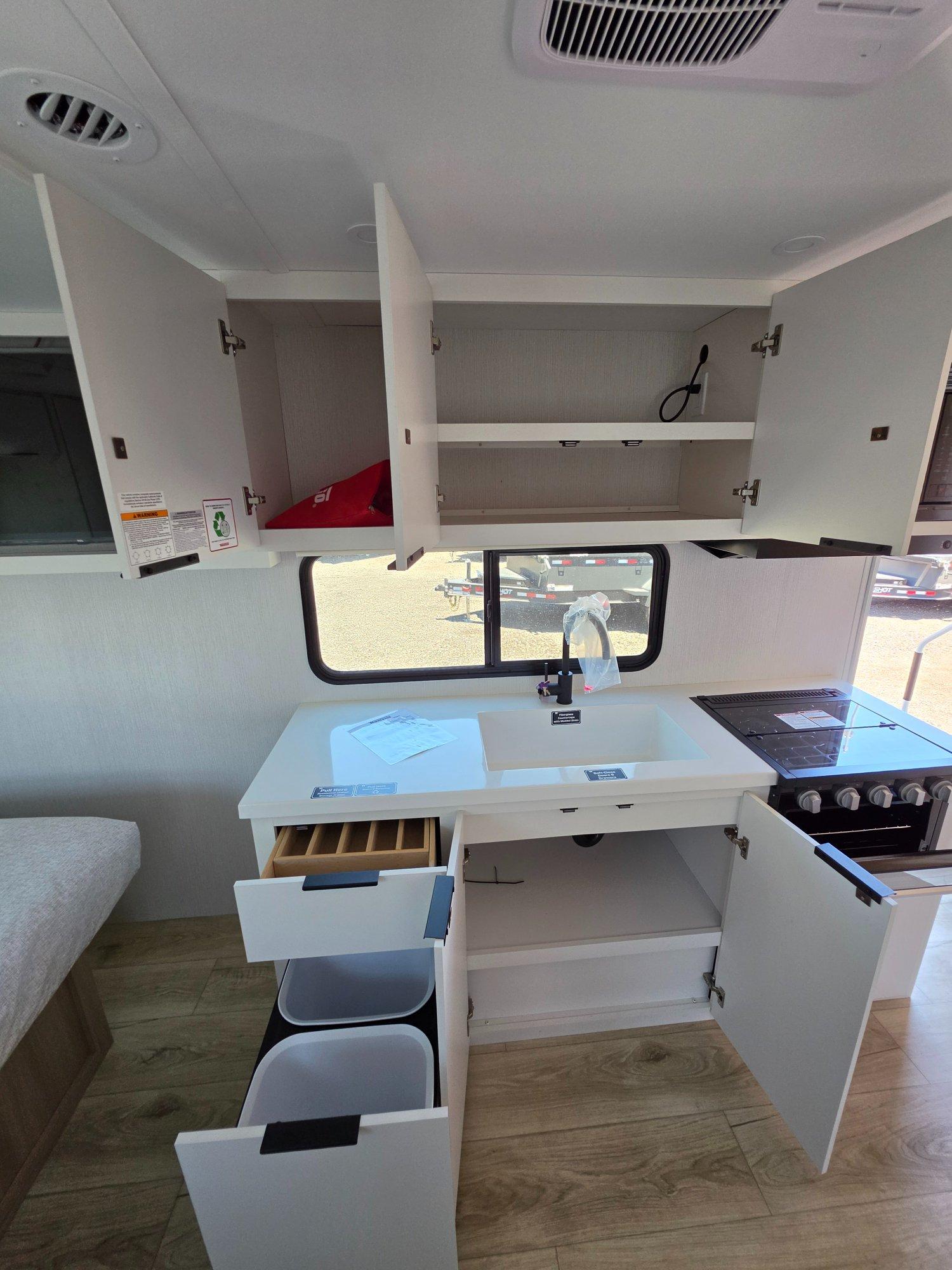 2026 Winnebago 2026 Winnebago Thrive - thumbnail 17
