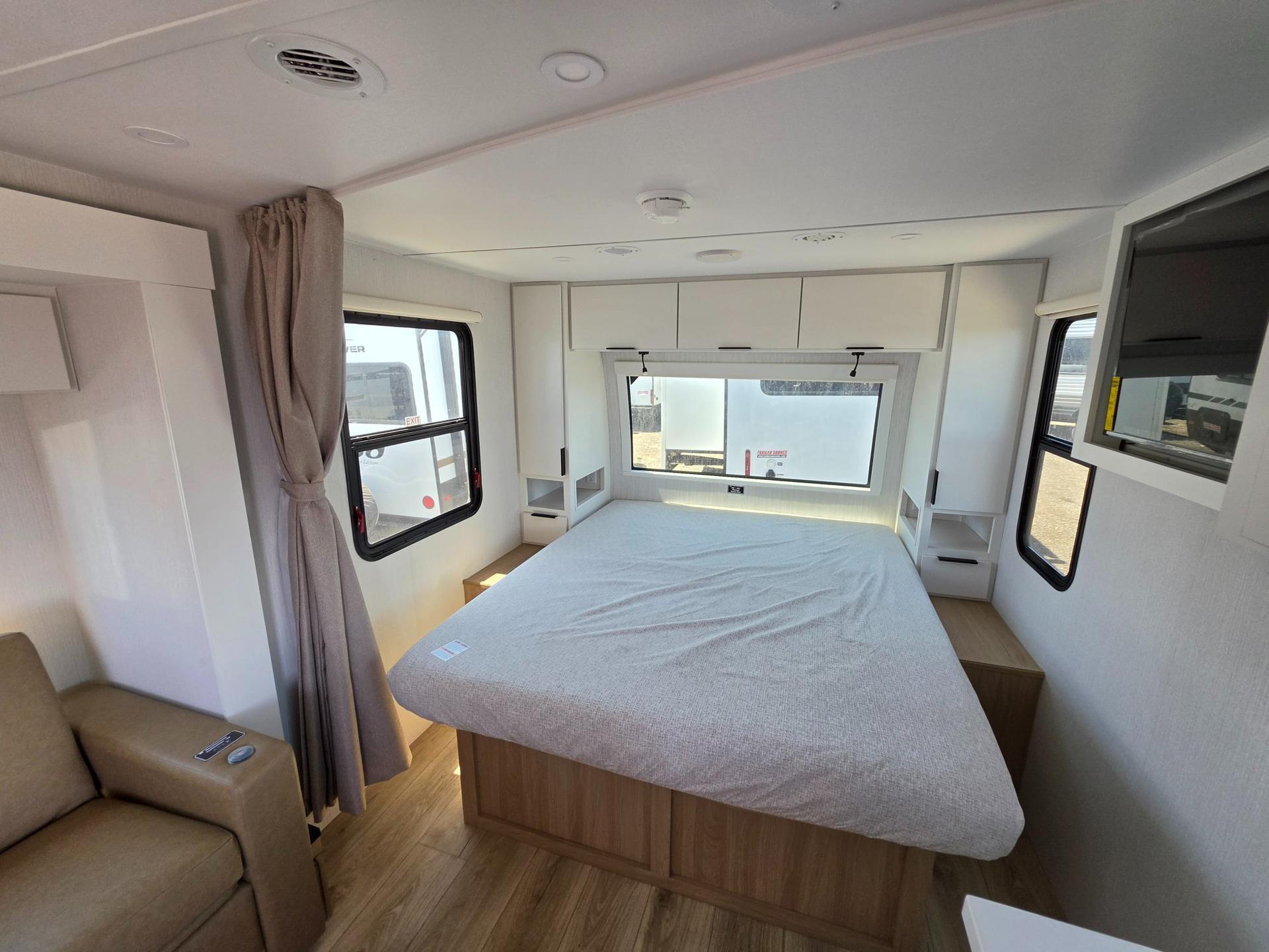 2026 Winnebago 2026 Winnebago Thrive - thumbnail 19