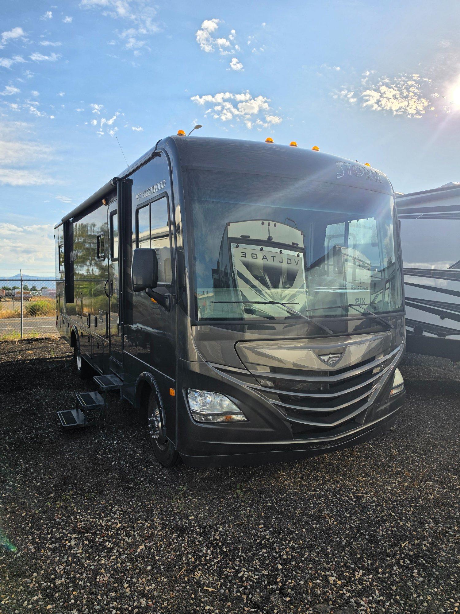2014 Rev Fleetwood STORM 28F