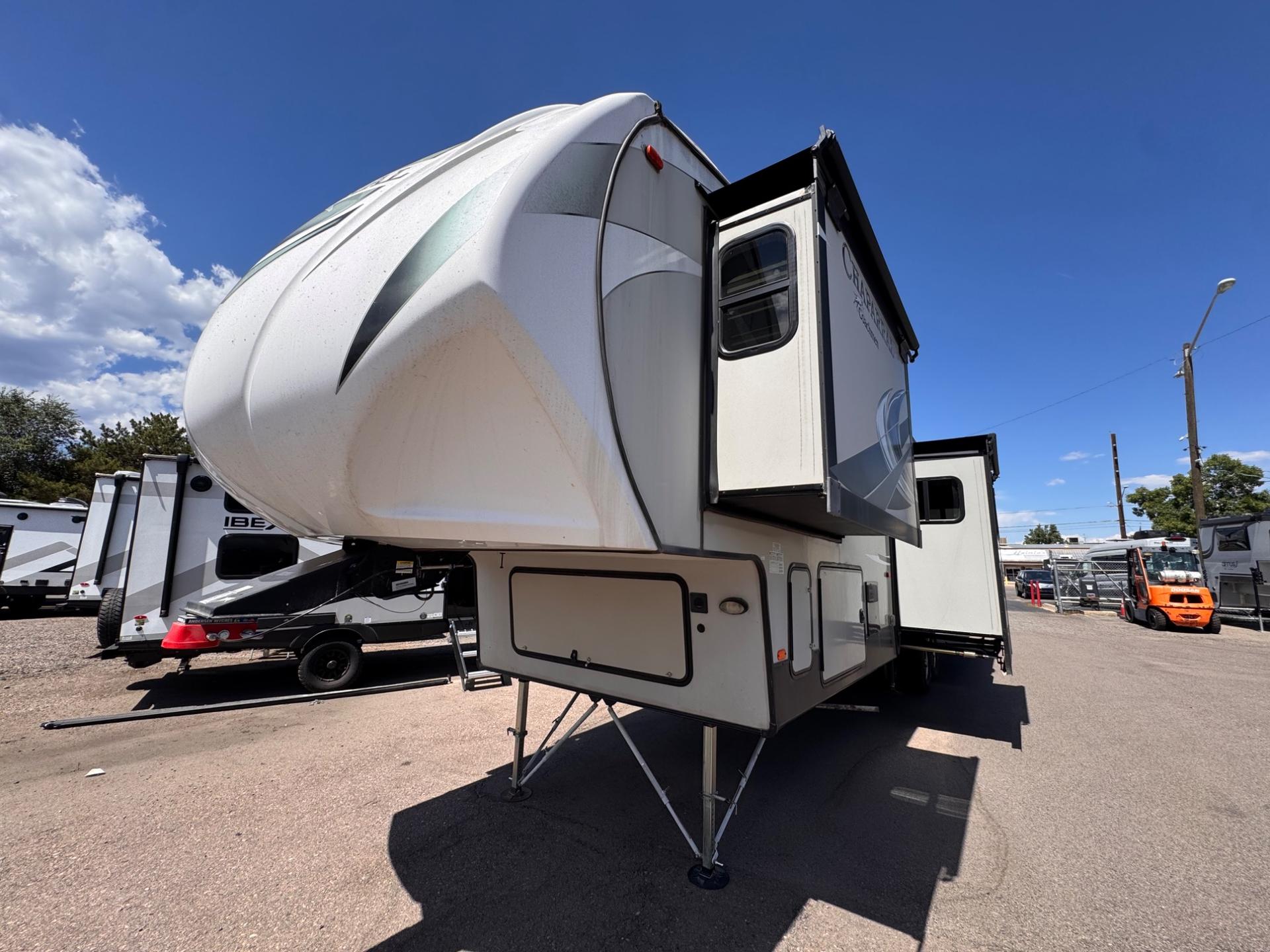 2019 Coachmen 2019 Coachmen Chaparral - thumbnail 3