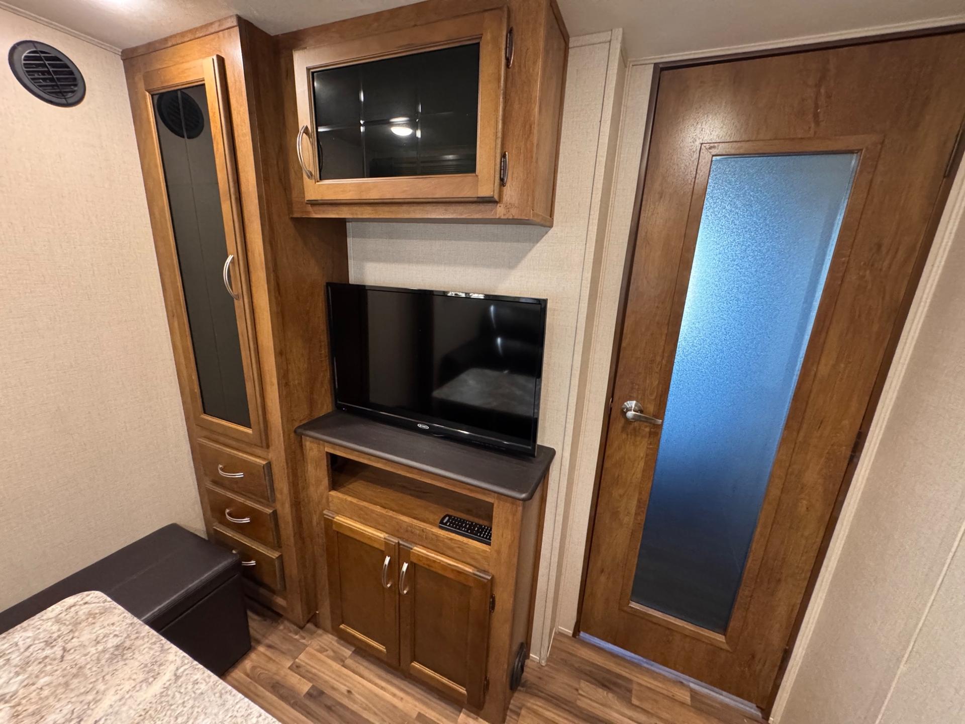 2019 Coachmen 2019 Coachmen Chaparral - thumbnail 26