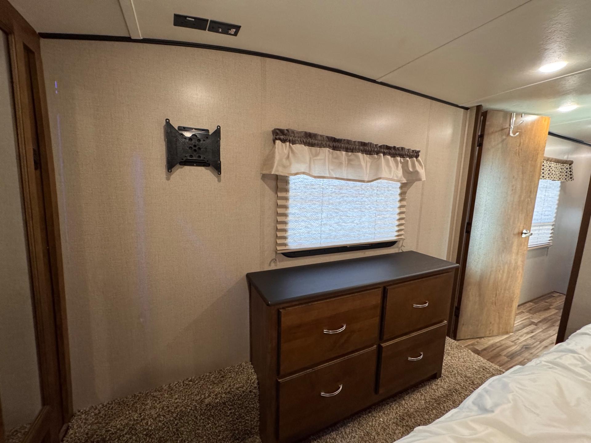 2019 Coachmen 2019 Coachmen Chaparral - thumbnail 38