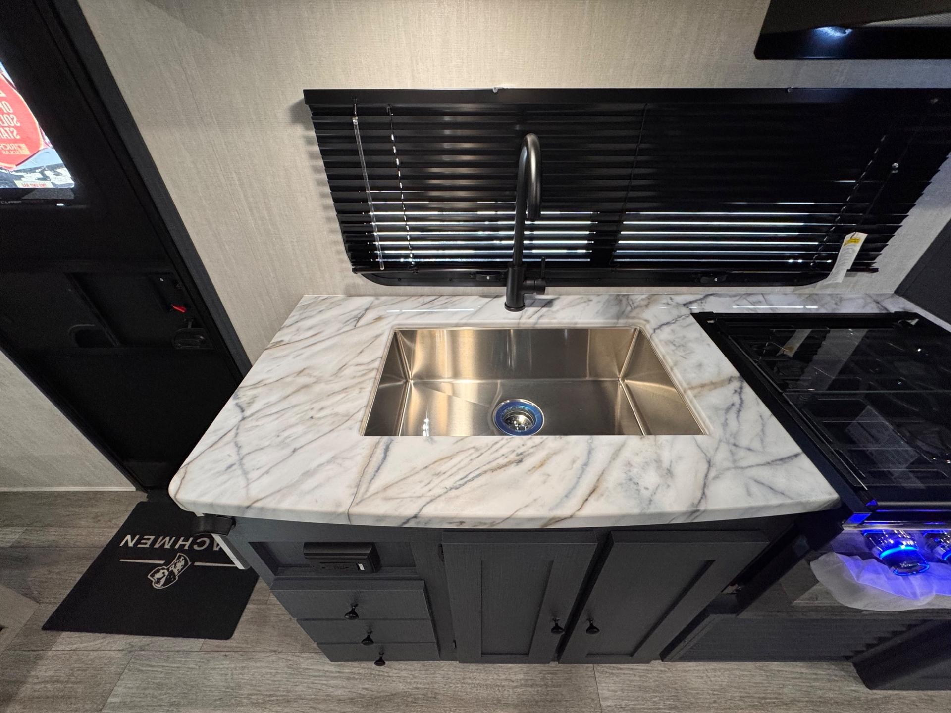 2025 Coachmen 2025 Coachmen Apex Ultra-Lite - thumbnail 16
