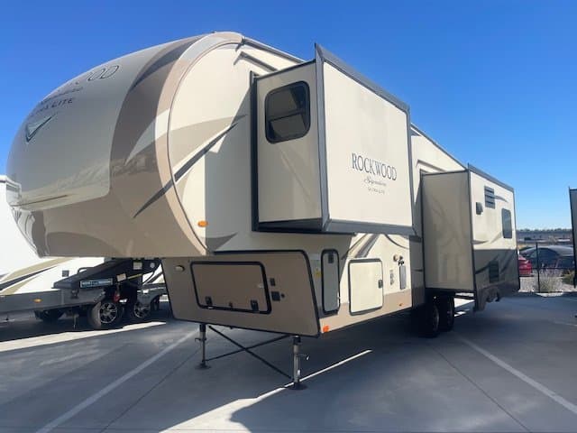 2019 Forest River 2019 Forest River Rockwood Signature Ultra Lite - thumbnail 3