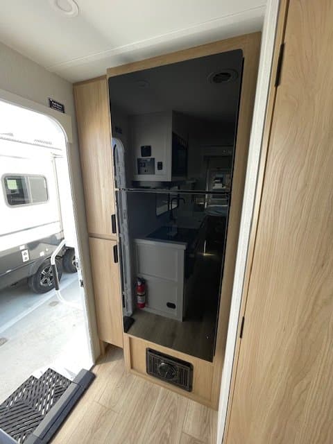 2027 Winnebago 2027 Winnebago Thrive - thumbnail 9