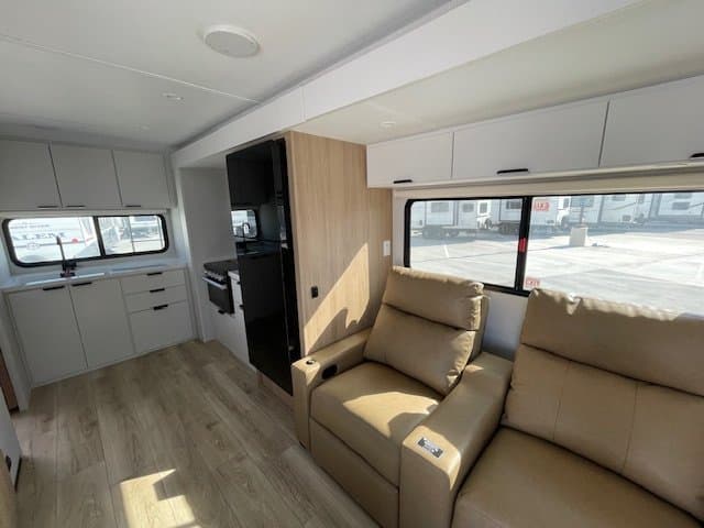 2027 Winnebago 2027 Winnebago Thrive - thumbnail 8
