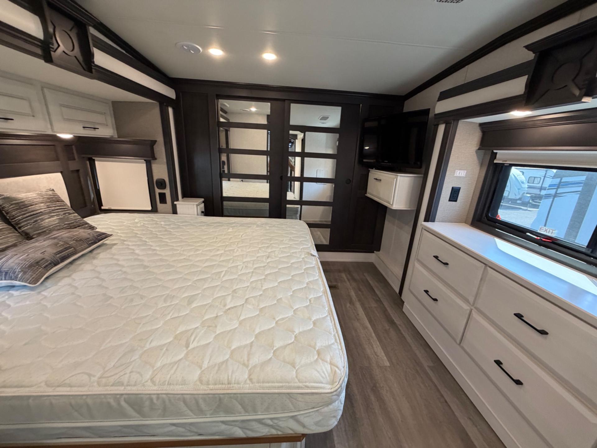 2022 DRV 2022 DRV Mobile Suites - thumbnail 23