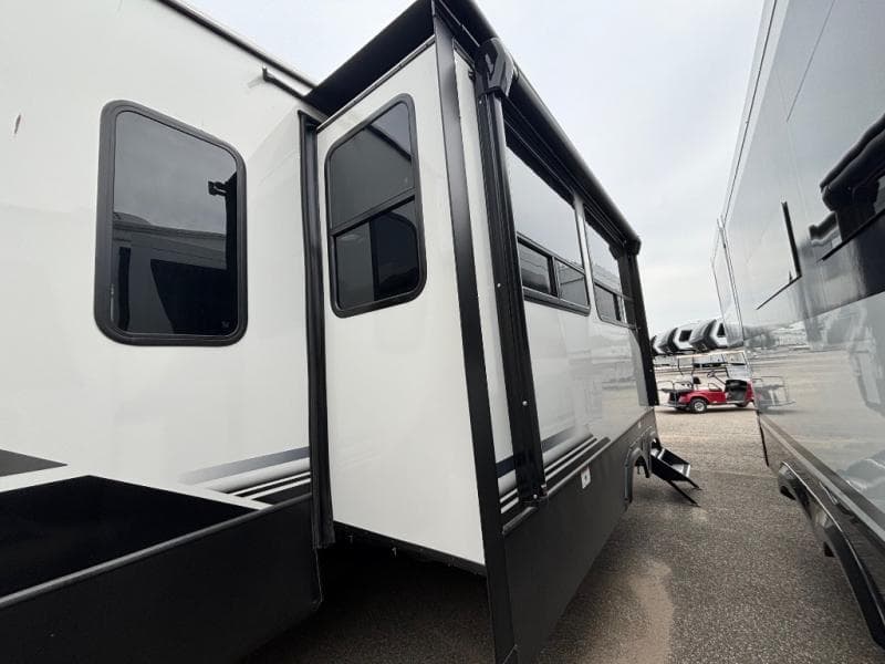 2025 Keystone RV 2025 Keystone RV Montana High Country - thumbnail 4