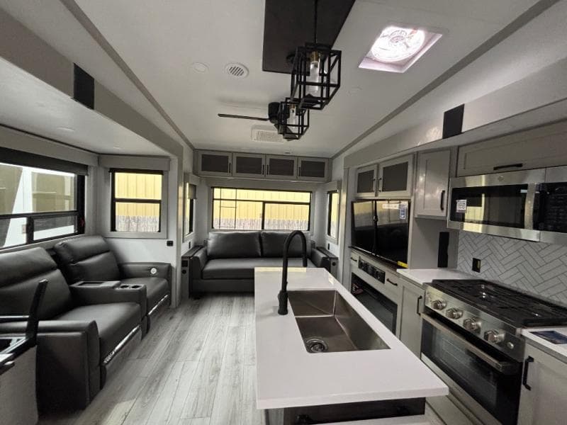 2025 Keystone RV 2025 Keystone RV Montana High Country - thumbnail 9