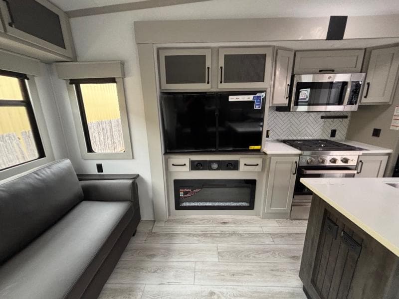 2025 Keystone RV 2025 Keystone RV Montana High Country - thumbnail 11