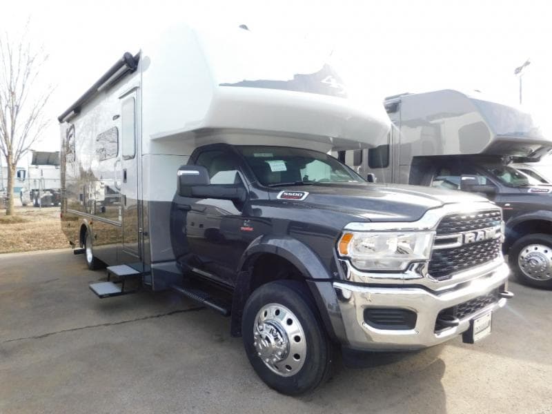 2025 Dynamax Isata 5 28SSD4X4