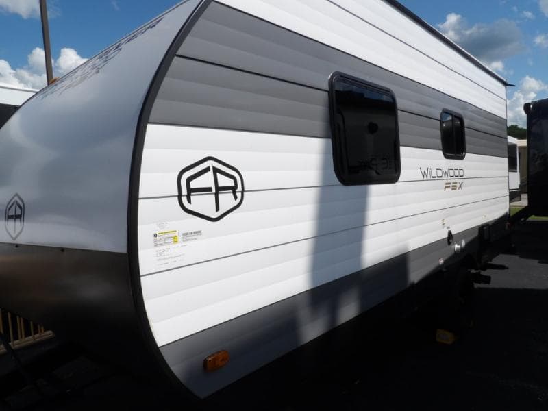 2025 Forest River 2025 Forest River Wildwood FSX - thumbnail 3