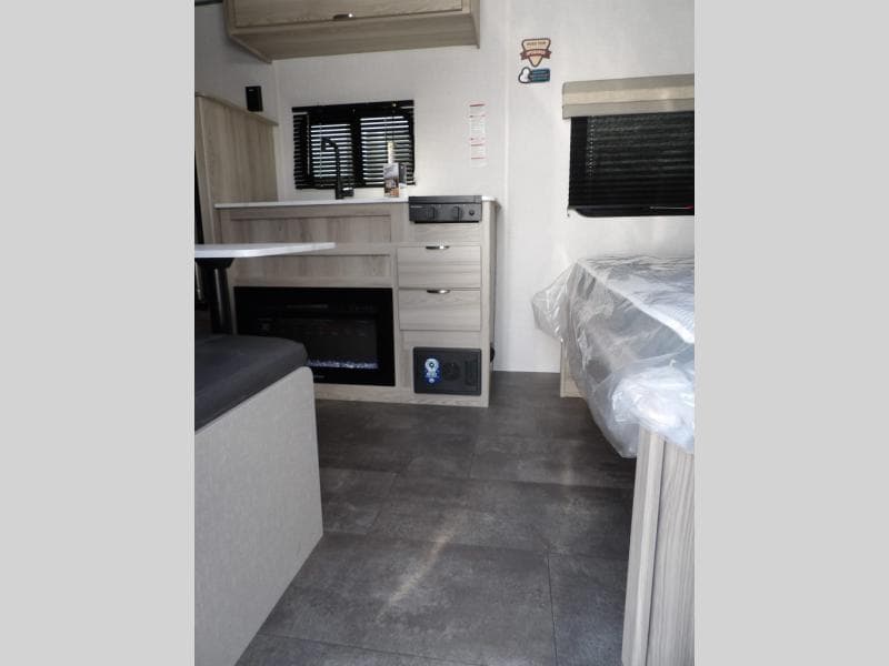 2025 Forest River 2025 Forest River Wildwood FSX - thumbnail 6