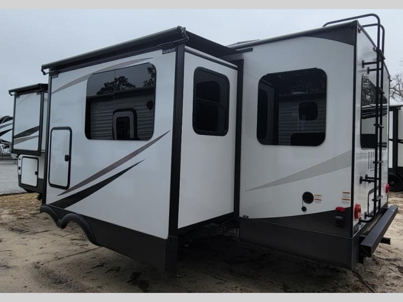 2025 Forest River 2025 Forest River Rockwood Ultra Lite - thumbnail 5