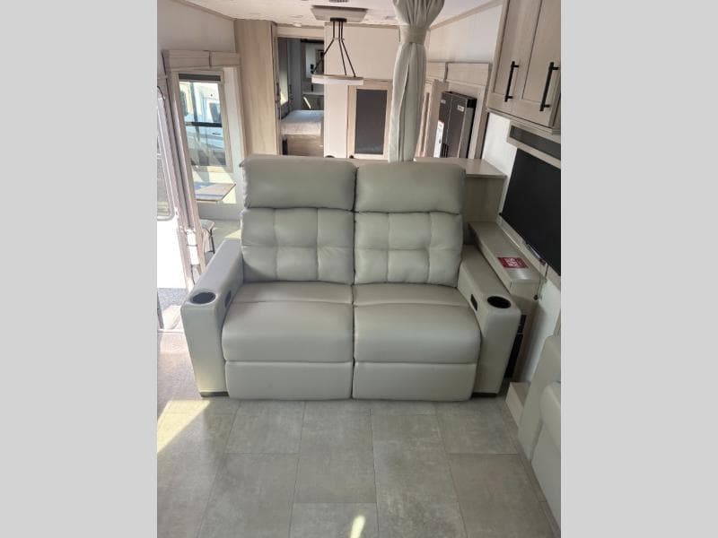 2026 Grand Design 2026 Grand Design Solitude - thumbnail 8