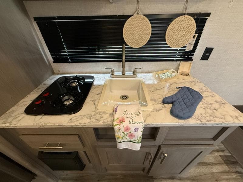 2022 Coleman 2022 Coleman Lantern LT - thumbnail 9