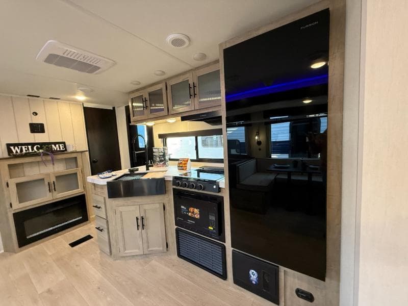 2026 Forest River 2026 Forest River Cherokee Wolf Den - thumbnail 12