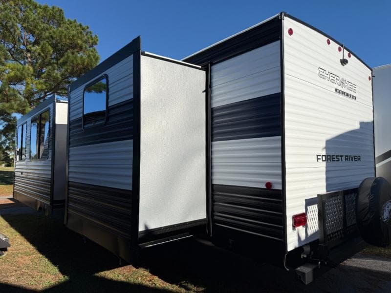 2026 Forest River 2026 Forest River Cherokee Wolf Den - thumbnail 43