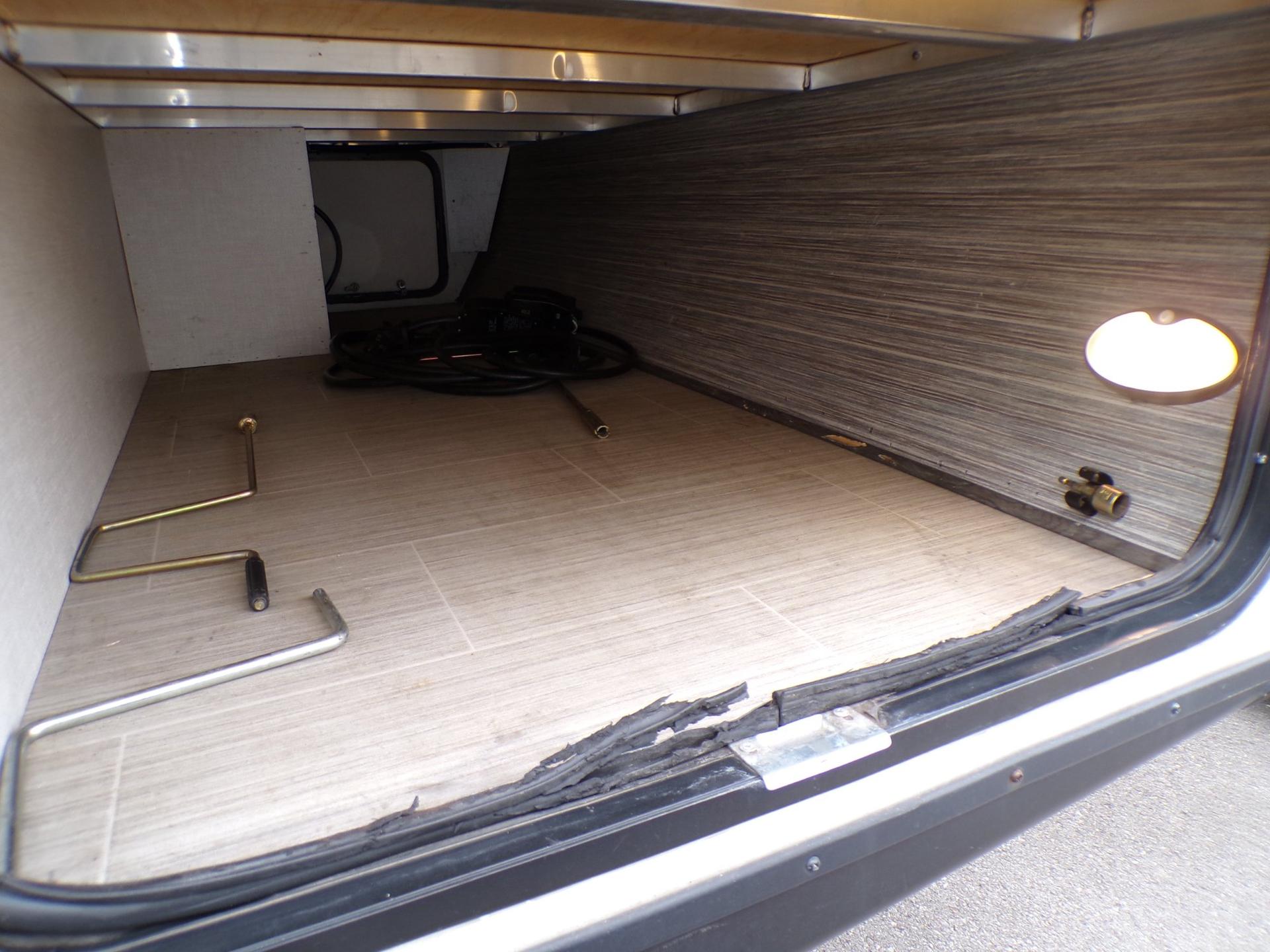 2021 Surveyor 2021 Surveyor Legend - thumbnail 11