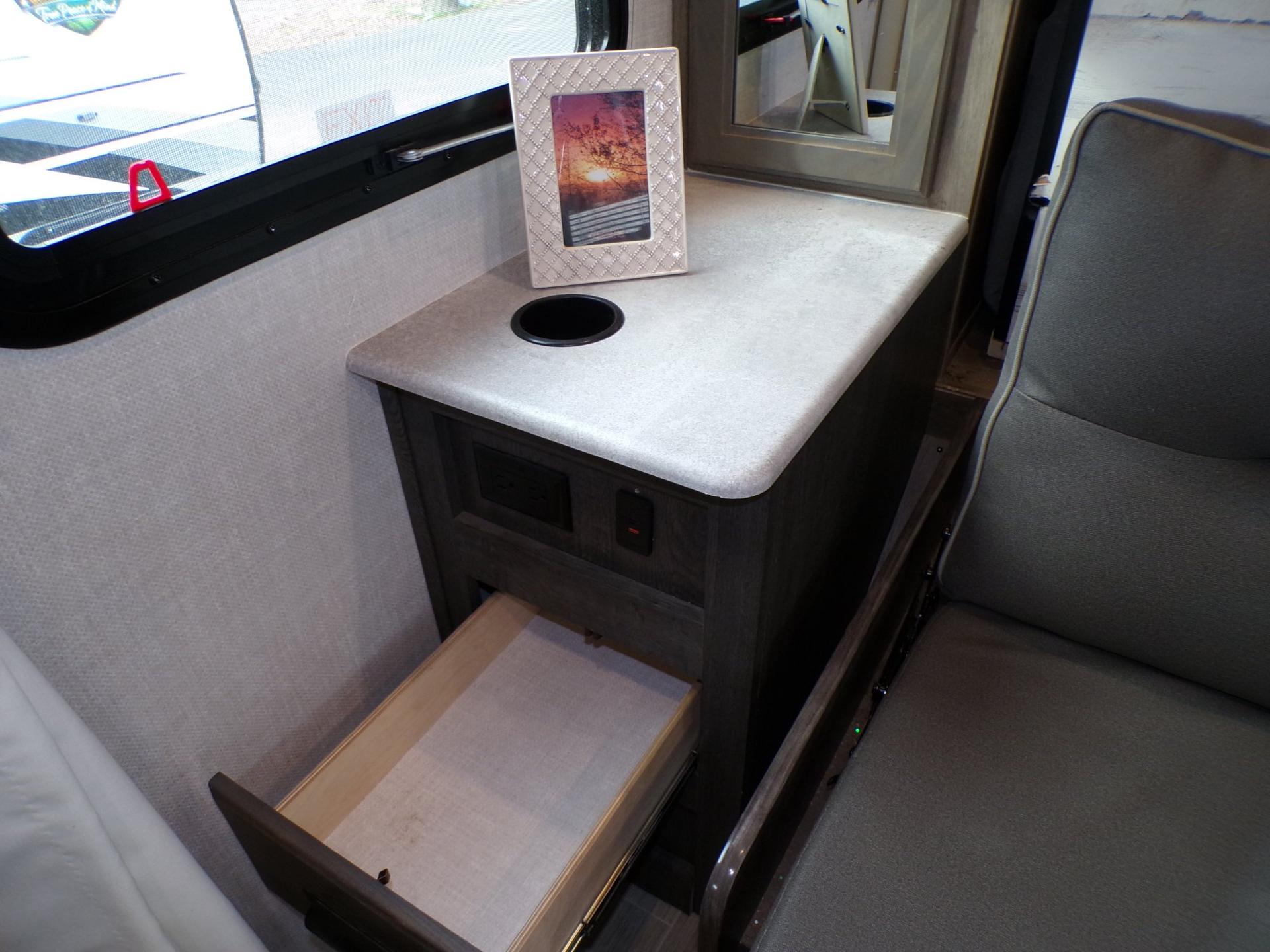 2021 Surveyor 2021 Surveyor Legend - thumbnail 19