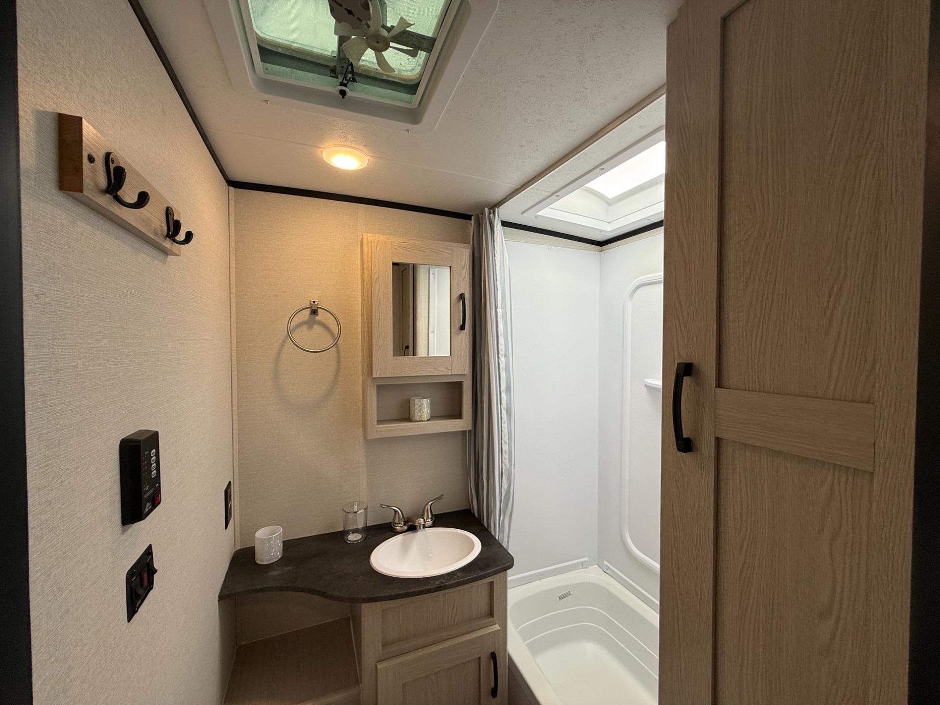 2022 Coachmen 2022 Coachmen Apex Nano - thumbnail 19