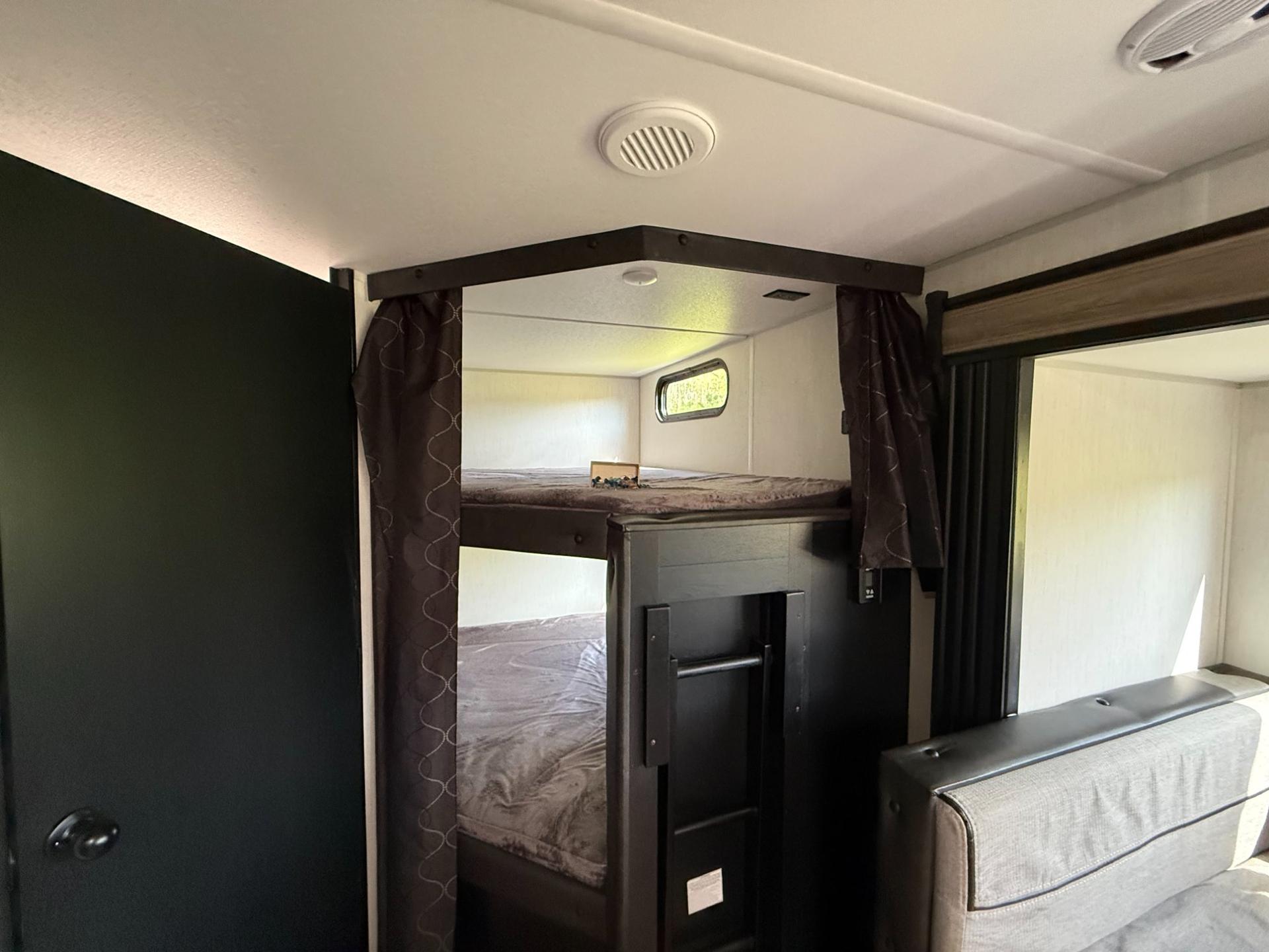 2023 Forest River 2023 Forest River Cherokee Grey Wolf Black Label - thumbnail 16