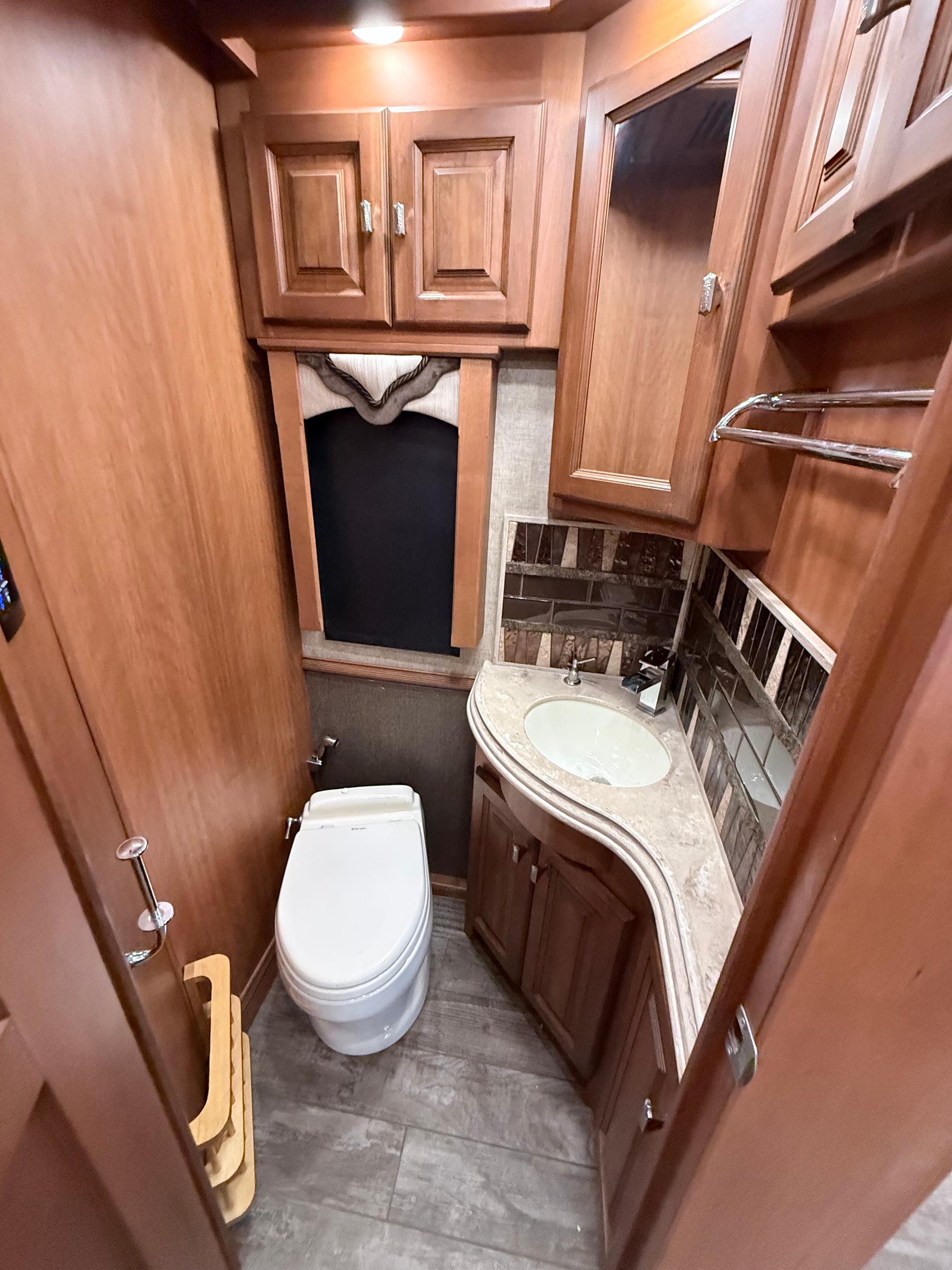 2017 Tiffin Motorhomes 2017 Tiffin Motorhomes Allegro Bus - thumbnail 28