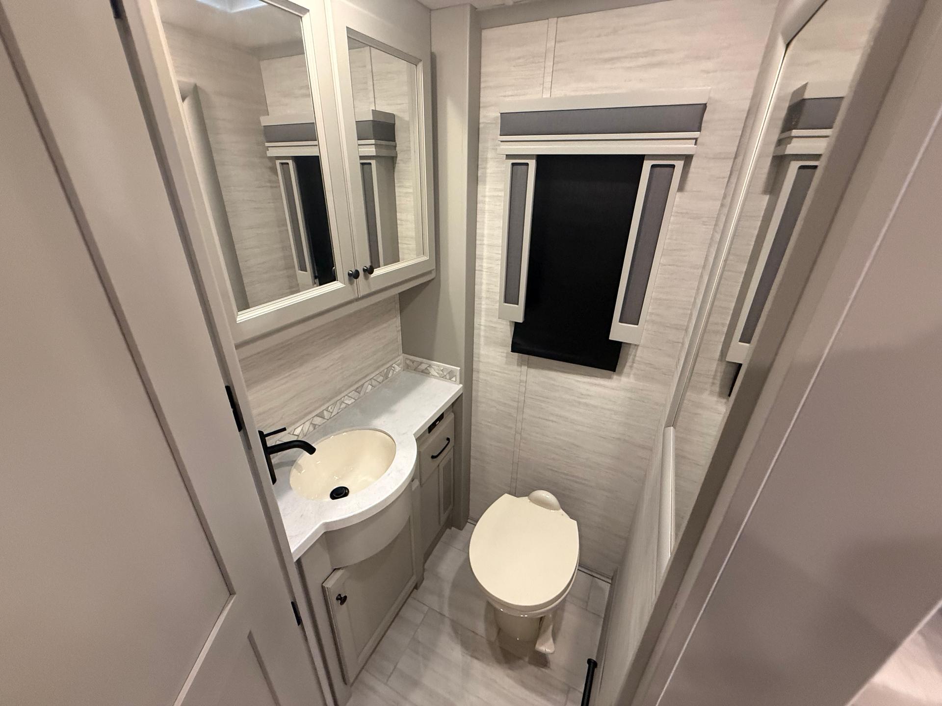 2026 Tiffin Motorhomes 2026 Tiffin Motorhomes Allegro Red - thumbnail 47