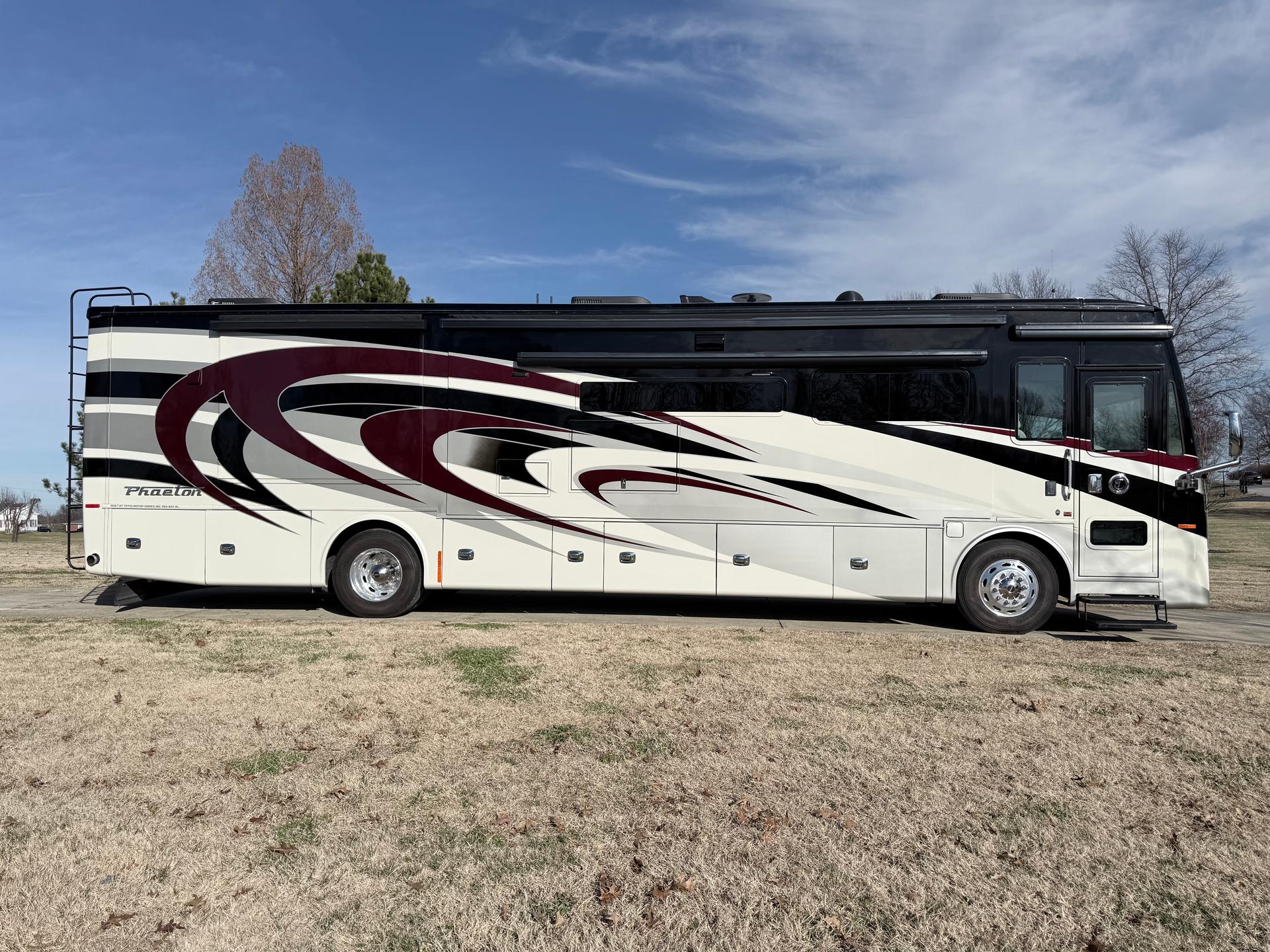 2020 Tiffin Motorhomes 2020 Tiffin Motorhomes Phaeton - thumbnail 2
