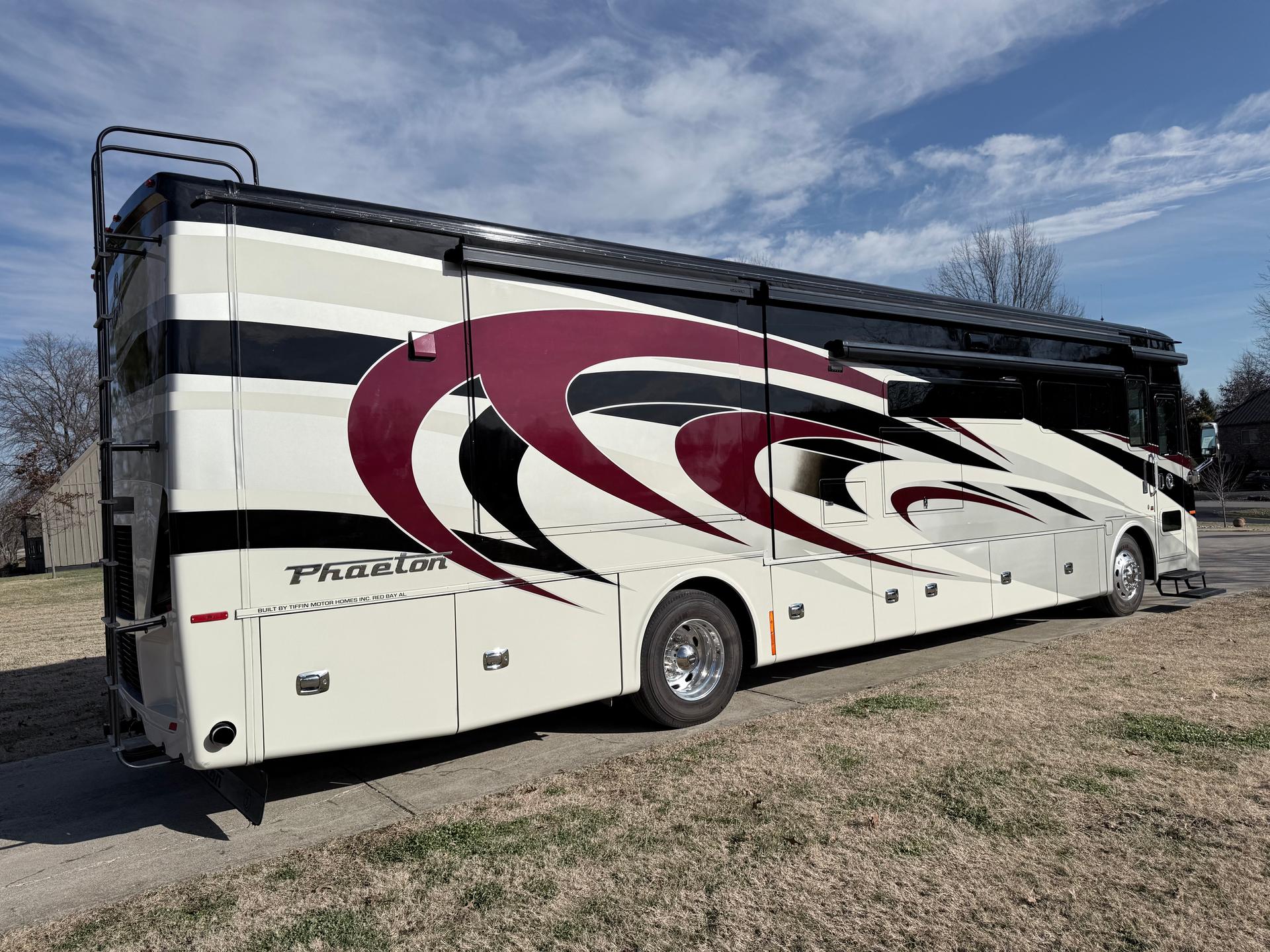 2020 Tiffin Motorhomes 2020 Tiffin Motorhomes Phaeton - thumbnail 3