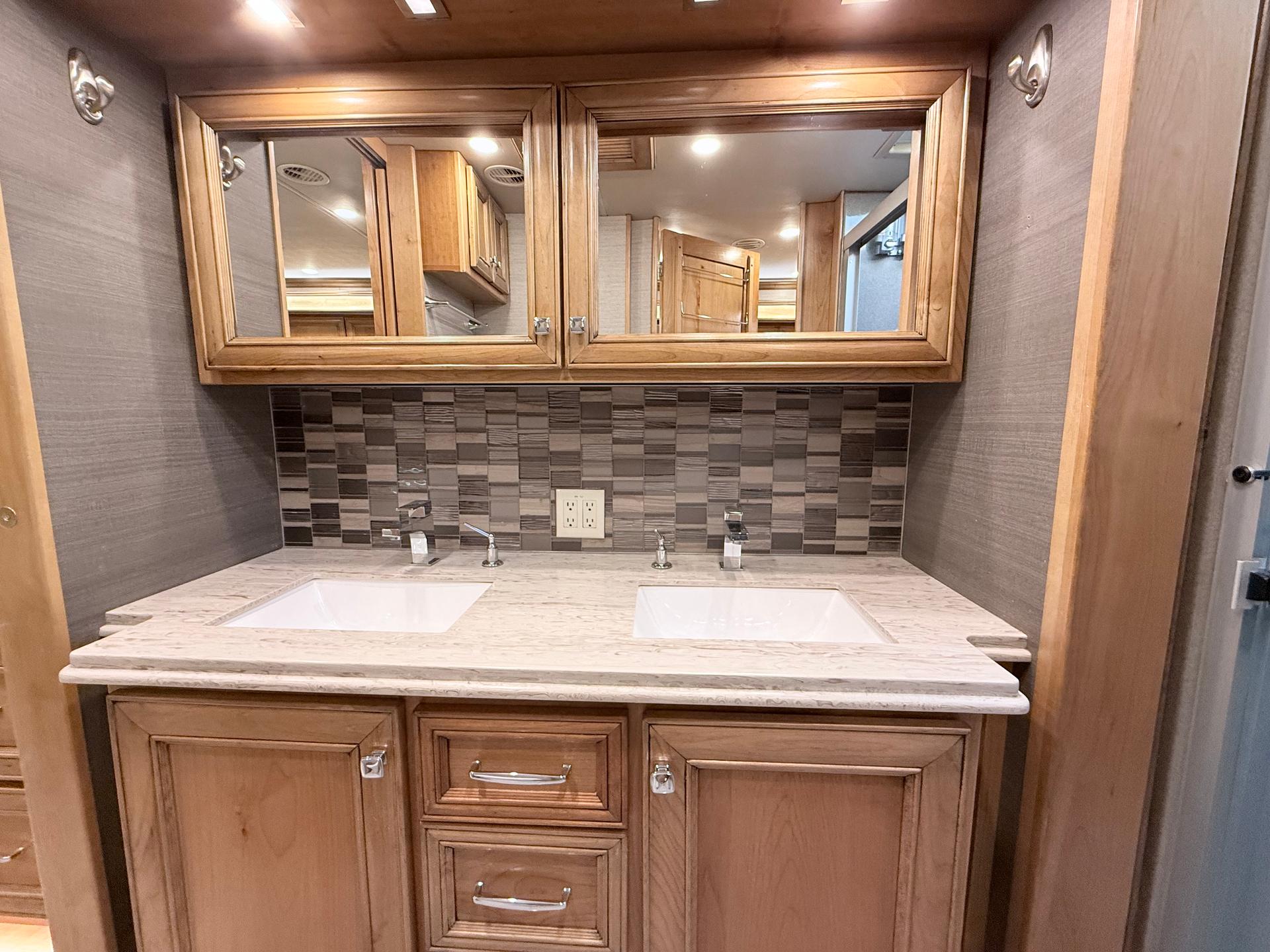 2020 Tiffin Motorhomes 2020 Tiffin Motorhomes Phaeton - thumbnail 24