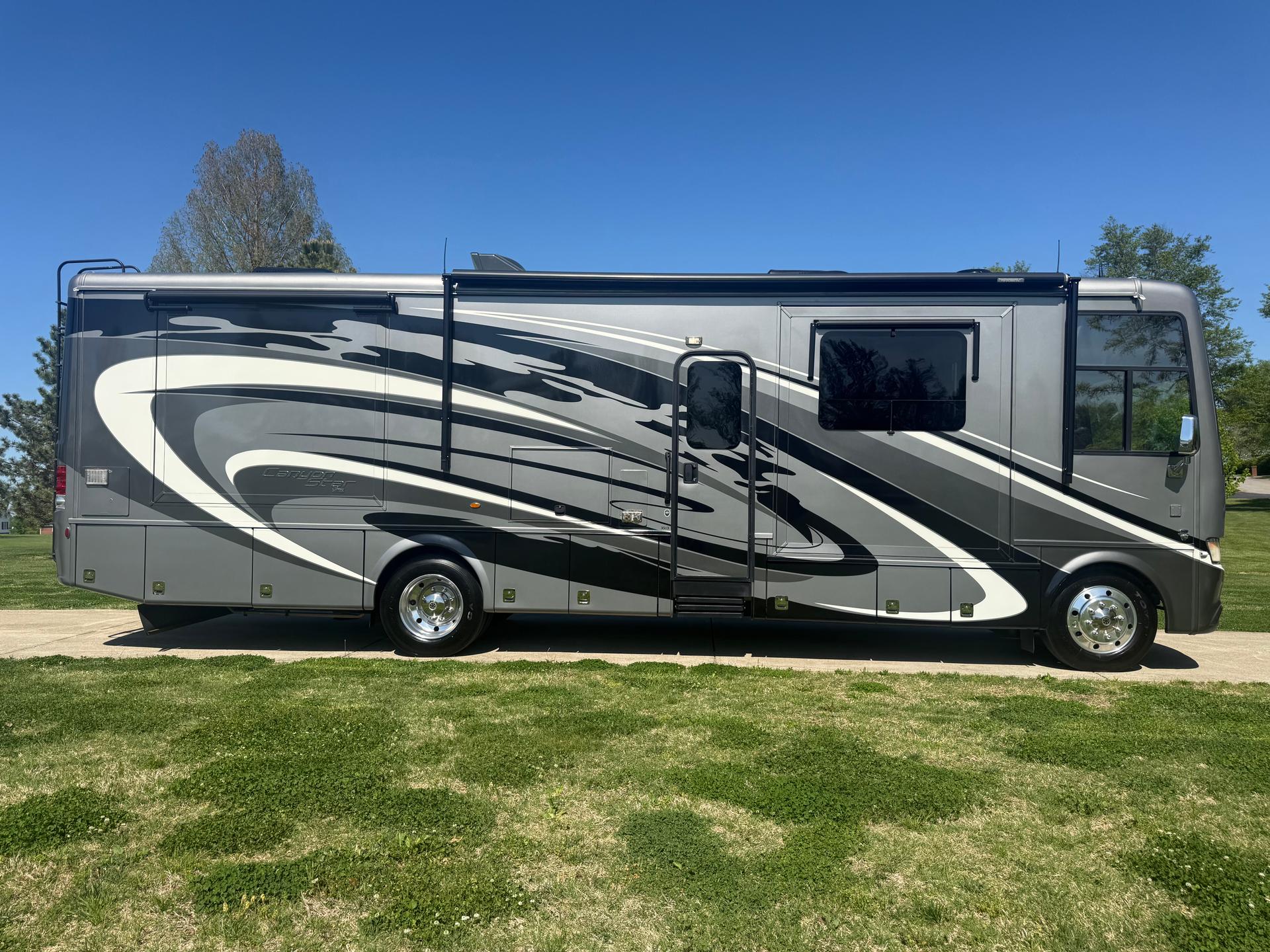 2019 Newmar 2019 Newmar Canyon Star - thumbnail 3