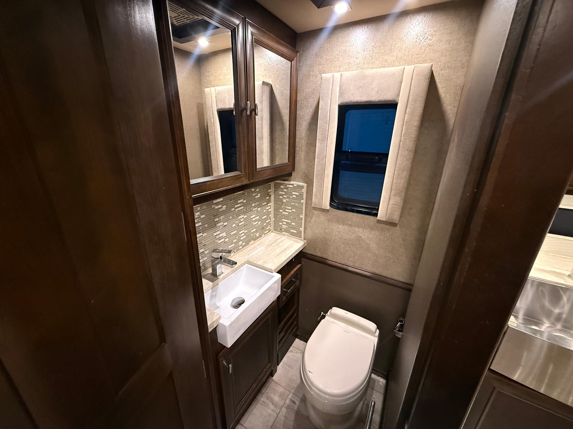 2019 Tiffin Motorhomes 2019 Tiffin Motorhomes Allegro Bus - thumbnail 32