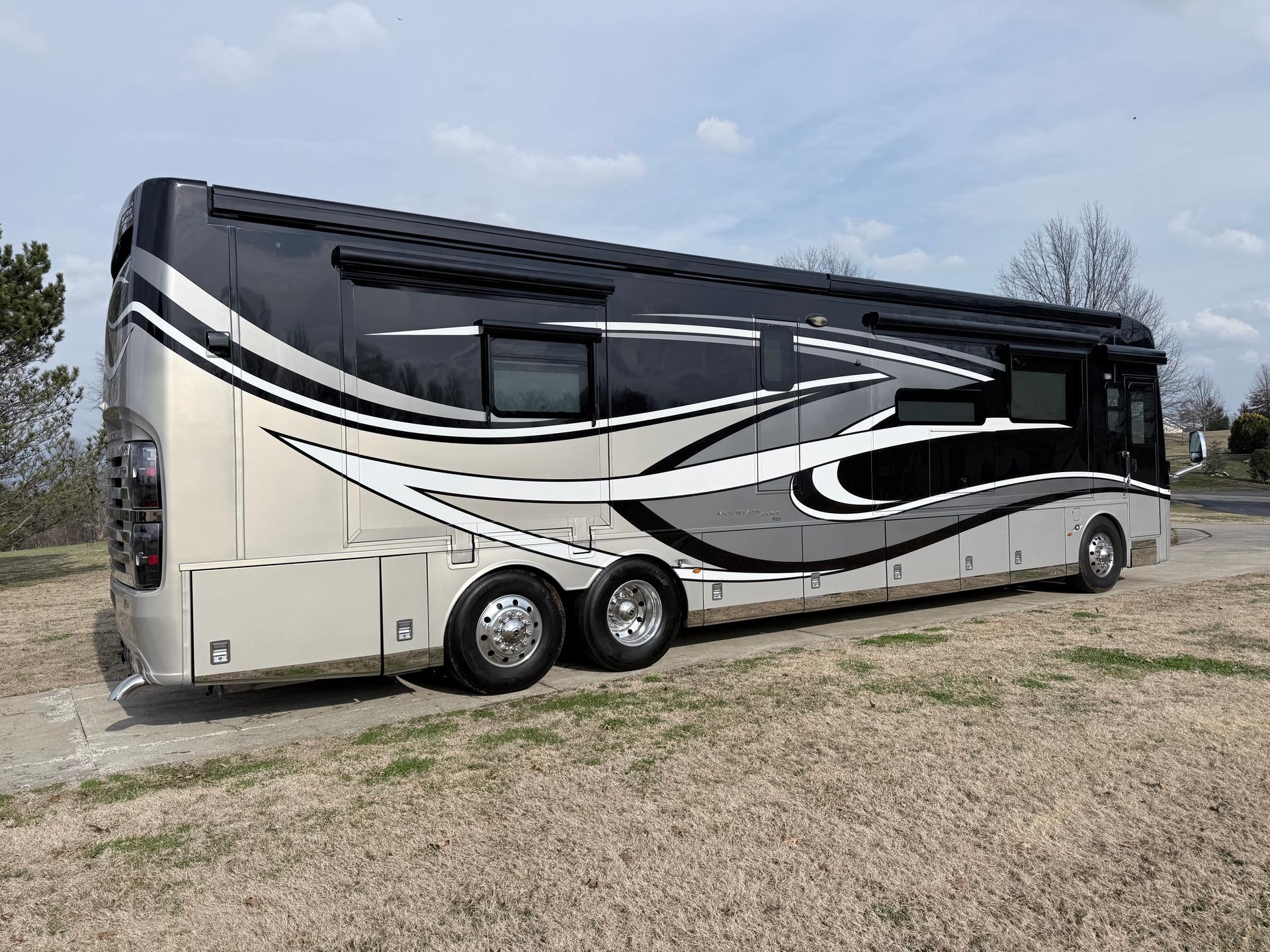 2019 Newmar 2019 Newmar Mountain Aire - thumbnail 3