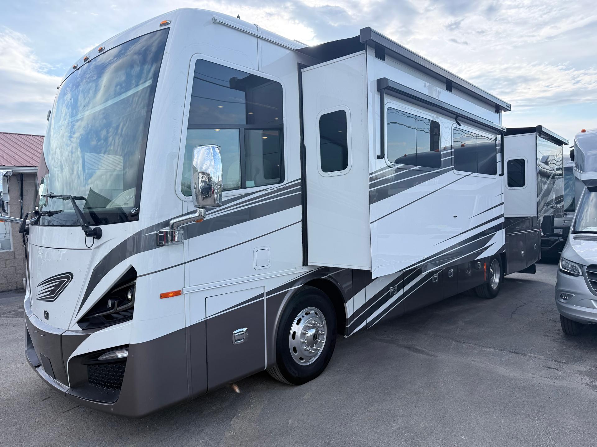 2022 Tiffin Motorhomes 2022 Tiffin Motorhomes Phaeton - thumbnail 3
