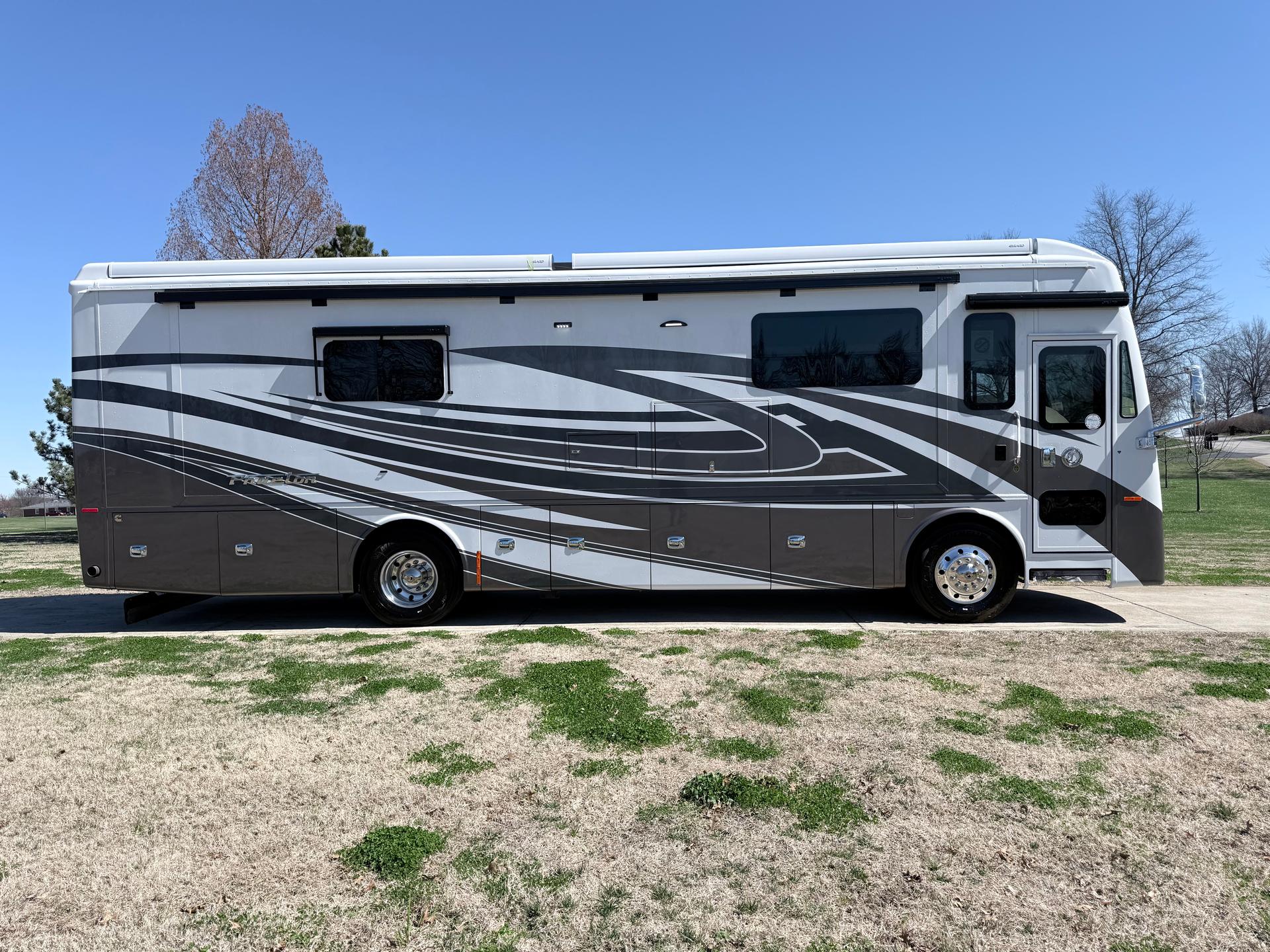 2026 Tiffin Motorhomes 2026 Tiffin Motorhomes Phaeton - thumbnail 4