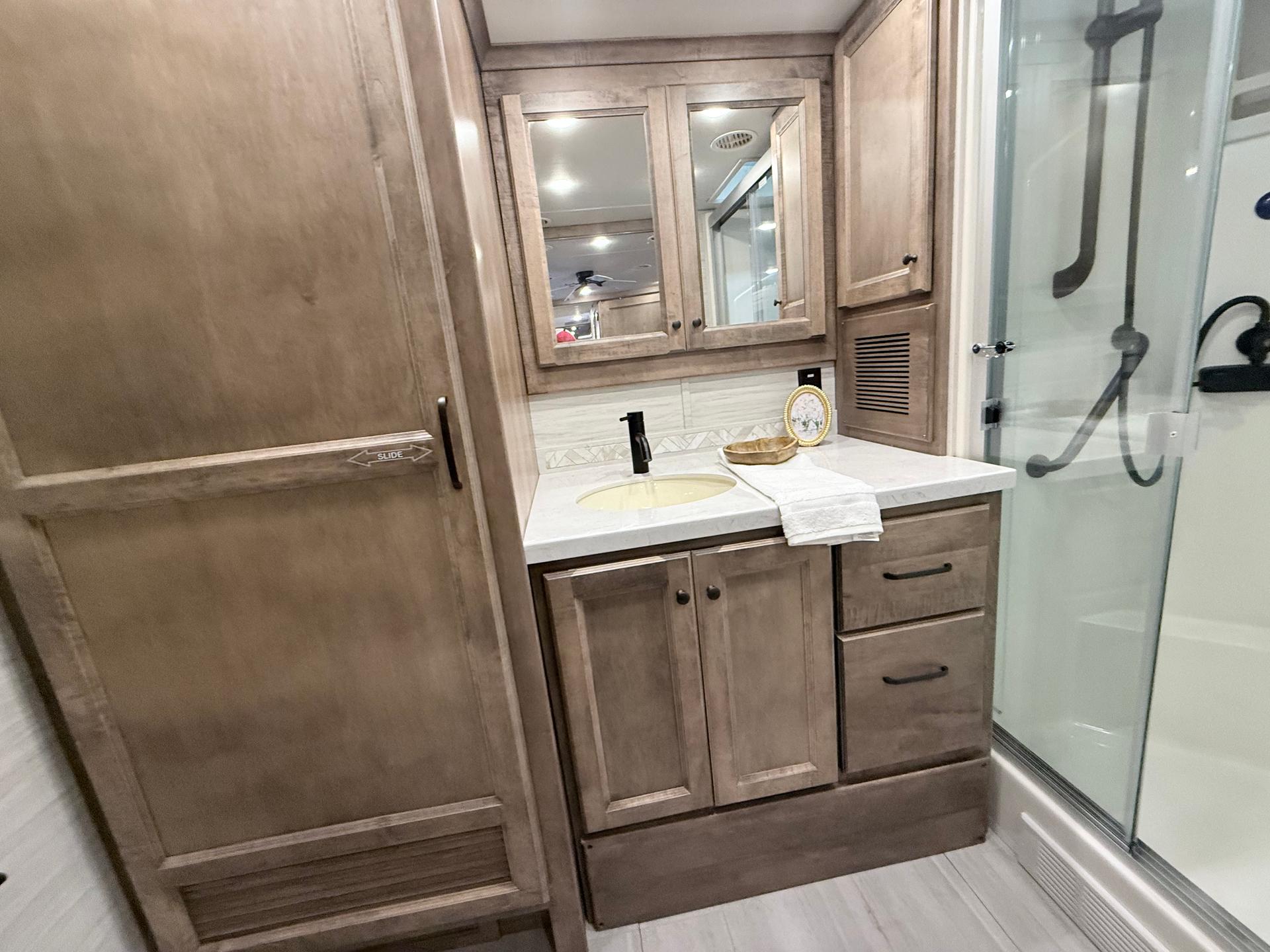 2027 Tiffin Motorhomes 2027 Tiffin Motorhomes Allegro Red - thumbnail 22