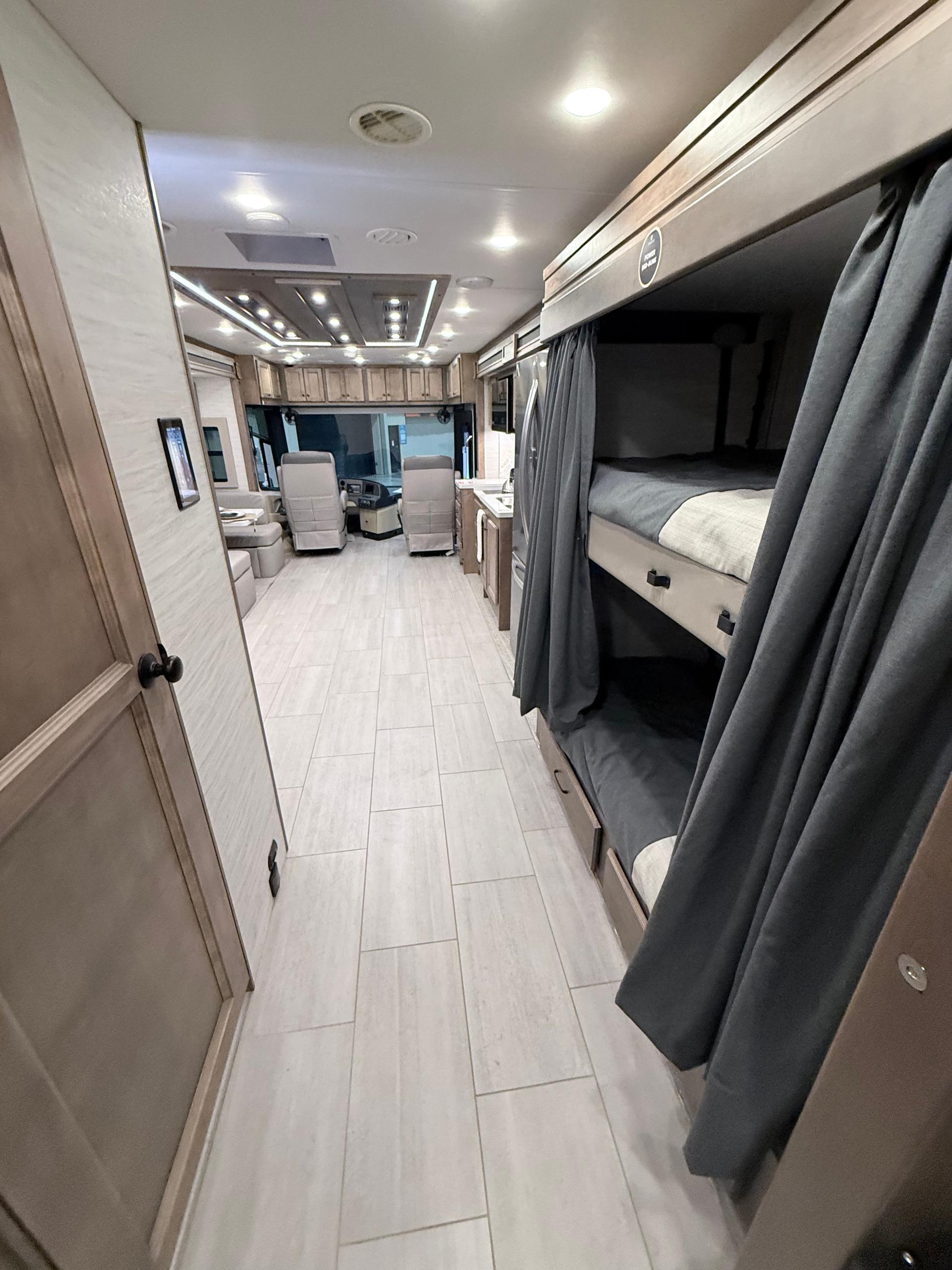 2027 Tiffin Motorhomes 2027 Tiffin Motorhomes Allegro Red - thumbnail 25