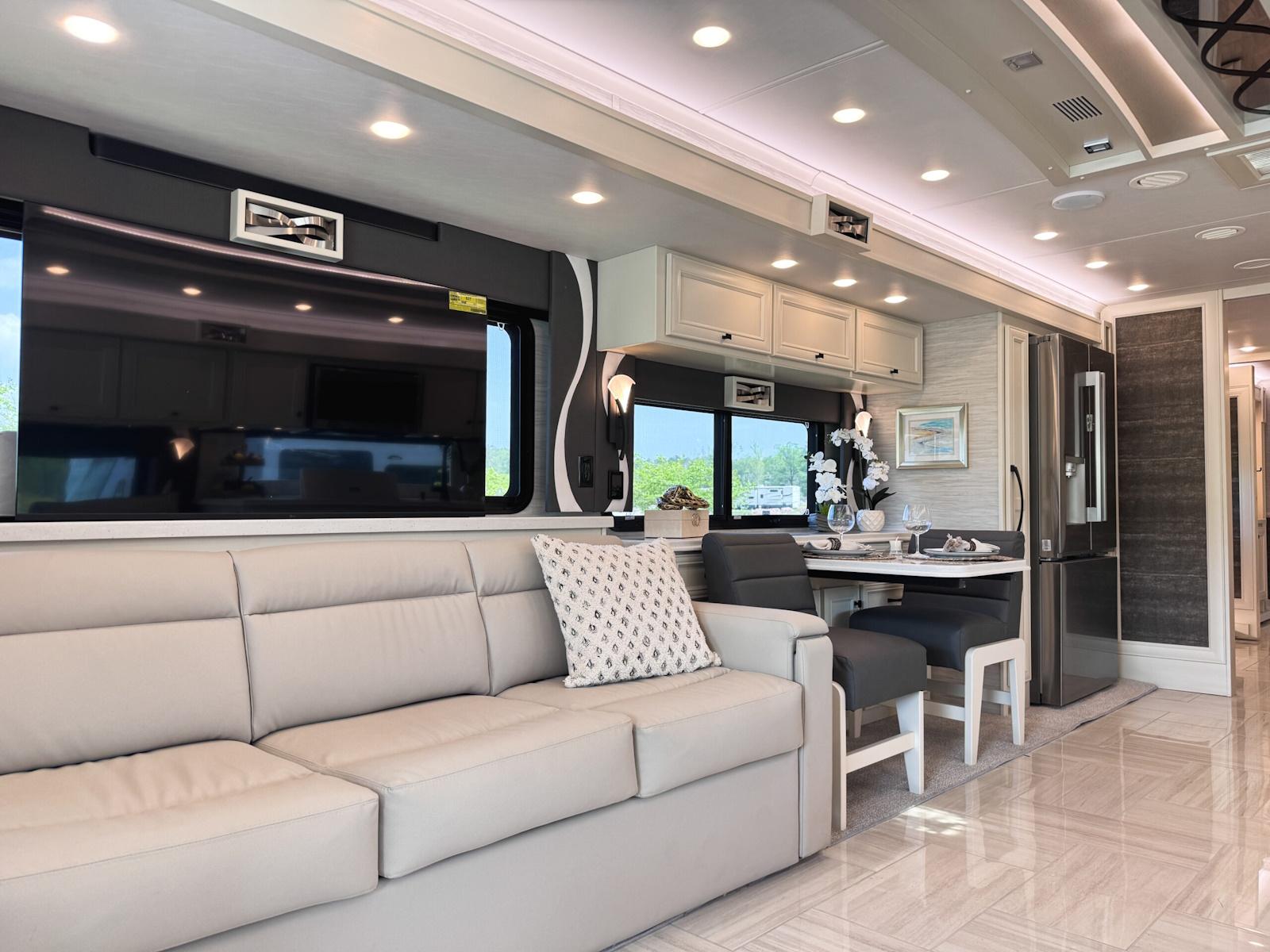 2026 Tiffin Motorhomes 2026 Tiffin Motorhomes Phaeton - thumbnail 3