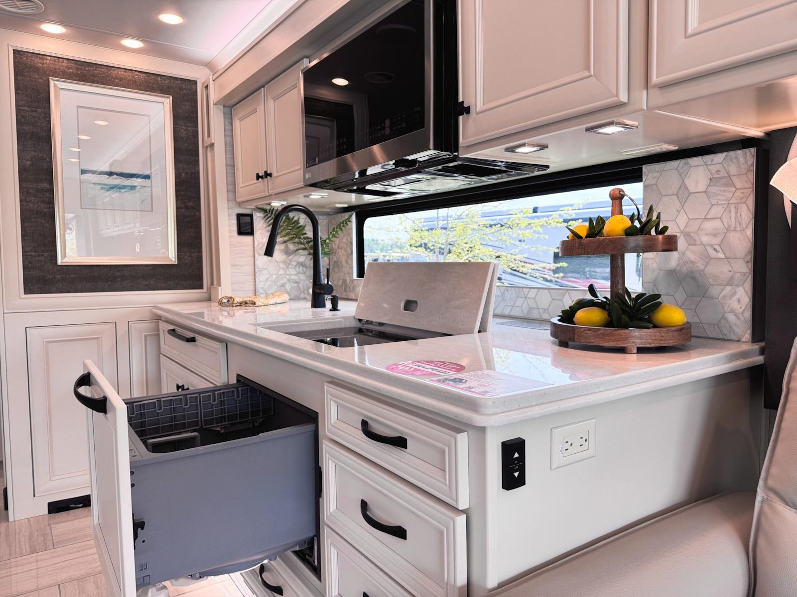 2026 Tiffin Motorhomes 2026 Tiffin Motorhomes Phaeton - thumbnail 6