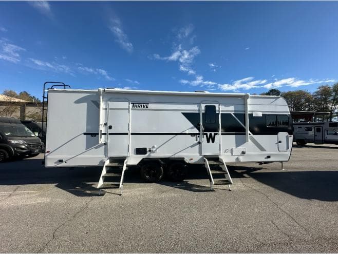 2026 Winnebago 2026 Winnebago Thrive - thumbnail 3