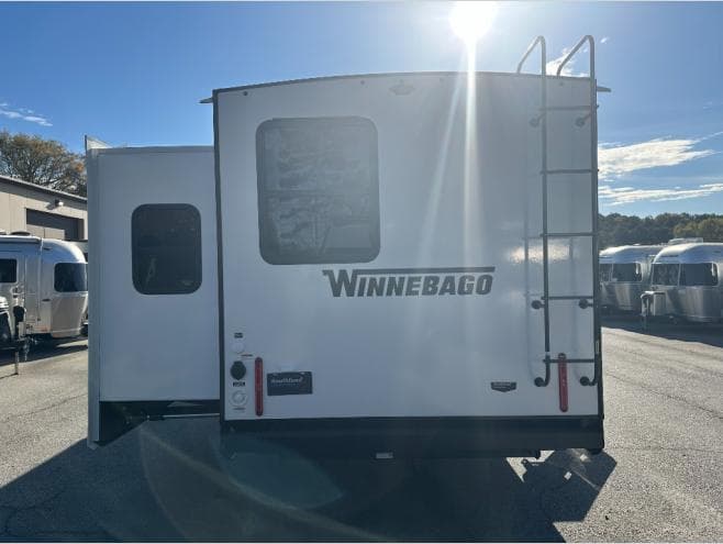 2026 Winnebago 2026 Winnebago Thrive - thumbnail 4